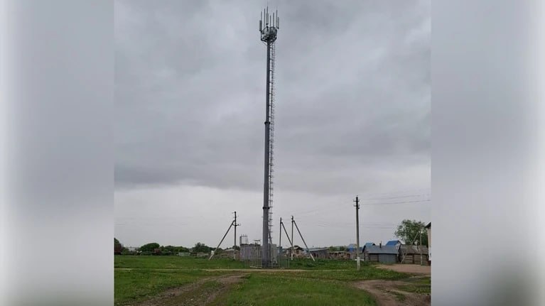 Челно-Вершинский район накрыли сетью LTE Там построили десять новых базовых станций и обновили телеком-оборудование. Благодаря этому жителям еще нескольких населенных пунктов стали доступны устойчивая голосовая связь и высокоскоростной мобильный интернет. В общей сложности это более 5000 человек, сообщает цифровая экосистема МТС. Сеть LTE теперь доступна в селах Девлезеркино и Малое Девлезеркино, Каменный Брод, Новое Аделяково, Озерки, Сиделькино, Старое Аделяково, Чувашское Урментьево, Шламка, Чувашское Эштебенькино. Качественная связь и высокоскоростной интернет теперь также есть у жителей таких сел и деревень, как Новое Аделяково, Красный Строитель, Чистовка, Советский Нурлат, Новое Эштебенькино, Зубовка, Заиткино, Малый Нурлат, Краснояриха, а также в Челно-Вершинах.