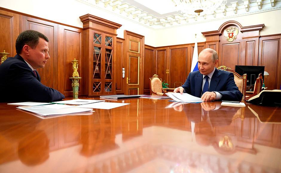 Сергей Куликов на встрече с Президентом России Владимиром Путиным рассказал о завершении эпохи долгового бюджетного финансирования «РОСНАНО» и переходе компании к следующему индустриальному циклу  Глава «РОСНАНО» отметил, что компания успешно преодолела кризис ликвидности, погасив рекордную сумму долга и перешла к новой индустриальной модели управления, основанной на нормализации портфеля и привлечении профильных инвесторов, которые готовы разделить венчурные риски. РОСНАНО больше не берет деньги в долг и не инвестирует за счет государства.  В своем докладе Сергей Куликов также рассказал, что в стране присутствует спрос на технологические инвестиции у массового инвестора. Их привлечение создает условия для устойчивого роста и конкурентоспособности в высоких технологиях.  РОСНАНО концентрируется на реализации направлений, имеющих критическое значение для технологического суверенитета страны и синхронизированных со Стратегией НТР -  энергологистике, природопользовании, устойчивости и инфраструктуре.   За период с 2021-2024 гг., компании удалось прирастить портфель на 160%. Мультипликатор доходности инвестиций  MOIC  вырос до 1,6x. Показатель эффективности использования бюджетных средств  ARR  превысил 6х.   Группа «РОСНАНО» остается предана науке. Одним из ключевых направлений является проведение собственных разработок, поиск инновационных решений, а также работа над совершенствованием советского научного наследия, которое по каким-то причинам не дошло до отраслевых прототипов. Архивы лабораторий СССР становятся опорой для новых открытий. В совместных проектах участвуют более 100 университетов и научно-исследовательских институтов. Разрабатываются новые резонансные, импульсные плазменные технологии, спецматериалы и спецволокна.  Фото c kremlin.ru