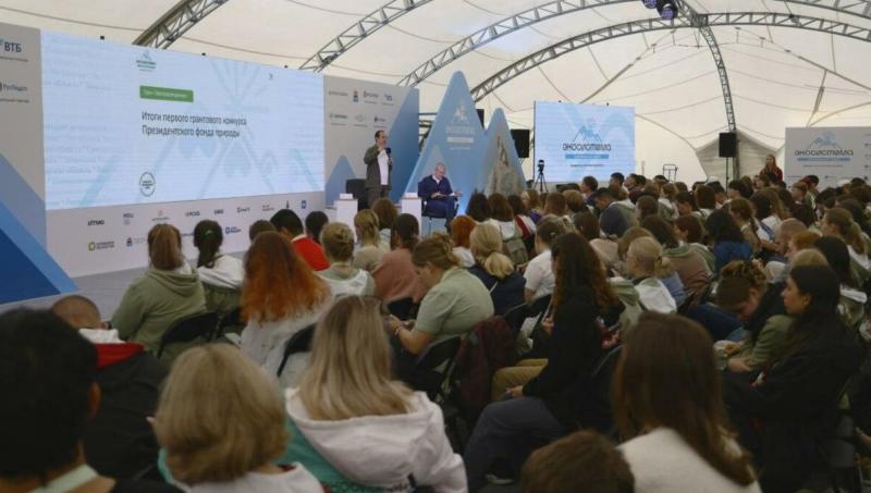 Камчатка лидирует в конкурсе Президентского фонда природы   Восемь проектов из Камчатского края стали победителями первого конкурса Президентского фонда природы, передаёт «Камчатка Сегодня» со ссылкой на администрацию края.   Наш край стал лидером среди регионов России по числу заявленных и поддержанных проектов.   Губернатор региона Владимир Солодов и генеральный директор Фонда президентских грантов Илья Чукалин объявили о старте нового отбора с 1 по 30 сентября 2025 года на форуме «Экосистема. Заповедный край».    Владимир Солодов отметил:  «Радует, что Камчатка заявила больше всего проектов и получила федеральную поддержку. Теперь перед нами стоит задача реализации инициатив. Все проекты ищут участников команды. Это шанс для жителей стать частью важных экологических проектов».    Илья Чукалин подчеркнул:  «Камчатка проявила себя отлично, особенно учитывая сильные заповедники и команду экологов. Без двух столиц, Камчатка лидирует по количеству проектов и сумме грантов».   Гранты помогут реализовать важные природоохранные инициативы, включая изучение и сохранение редких видов морских млекопитающих, таких как охотоморская популяция серых китов, каланы и сивучи.      Подписаться   Прислать   Чат