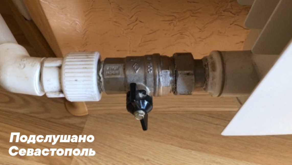 В Севастополе начали подготовку к отопительному сезону. Все испытания тепловых сетей завершены, найденные дефекты устранены, рассказал журналистам заместитель технического директора "Севтеплоэнерго" Максим Протасов. Сейчас специалисты проводят техобслуживание и плановый ремонт основного вспомогательного оборудования источников тепловой энергии. Затем "Севтеплоэнерго" проверит работу котельных и теплосетей под нагрузкой, чтобы найти небольшие поломки, которые не заметили ранее. Подслушано Севастополь