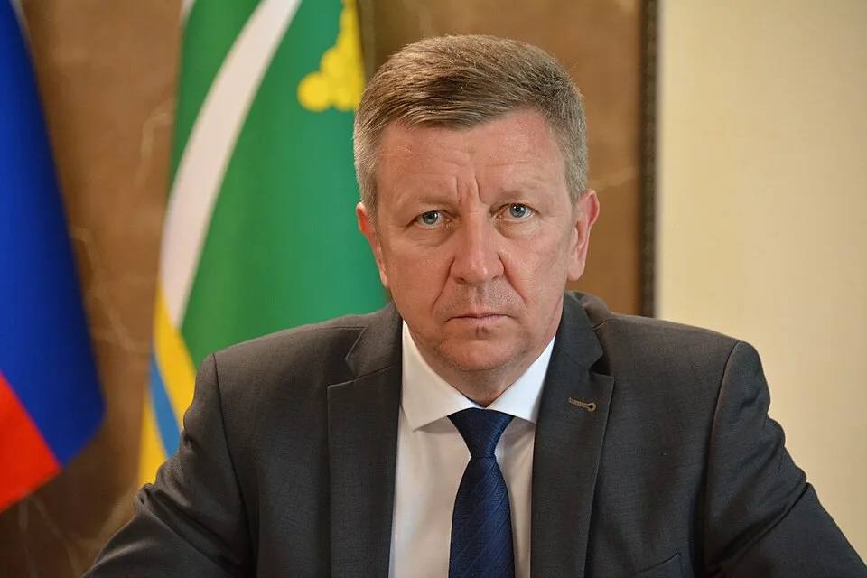 Главу Крымского района подозревают в масштабных земельных махинациях на сумму около 2 млрд рублей Прокуратура подала иск в связи с незаконным оформлением государственных земель Согласно данным СМИ фигурантами дела стали сын главы района его бывшая и нынешняя супруги тёща брат и жена брата а также чиновник Евгений Прокопенко уже находящийся в СИЗО По информации источника Kub Mash 109 земельных участков ранее принадлежавших государству были незаконно переоформлены на родственников и знакомых главы района Впоследствии эти участки объединили в крупные массивы под единый вид разрешённого использования На них были возведены торговые и офисные центры кафе и рестораны которые сейчас приносят доход через аренду Расследование ведут правоохранительные органы