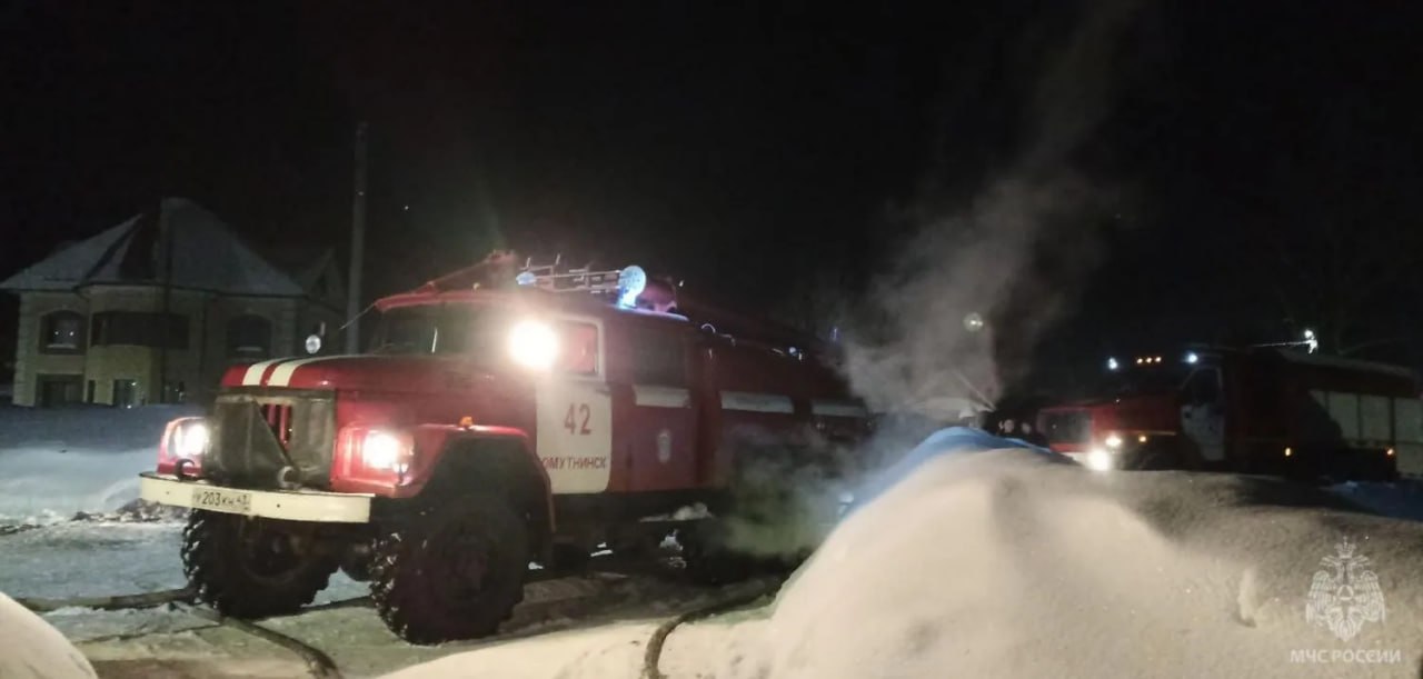 Два человека погибли в результате пожаров в Кировской области за прошедшие выходные В Омутнинске на ул Новой загорелся частный жилой дом Площадь возгорания составила 48 м² В результате пожара один человек погиб Причина возгорания устанавливается Еще одно ЧП произошло в п Сидоровка г Кирова Здесь загорелась хозпостройка Погиб 1 человек Обстоятельства пожара выясняют