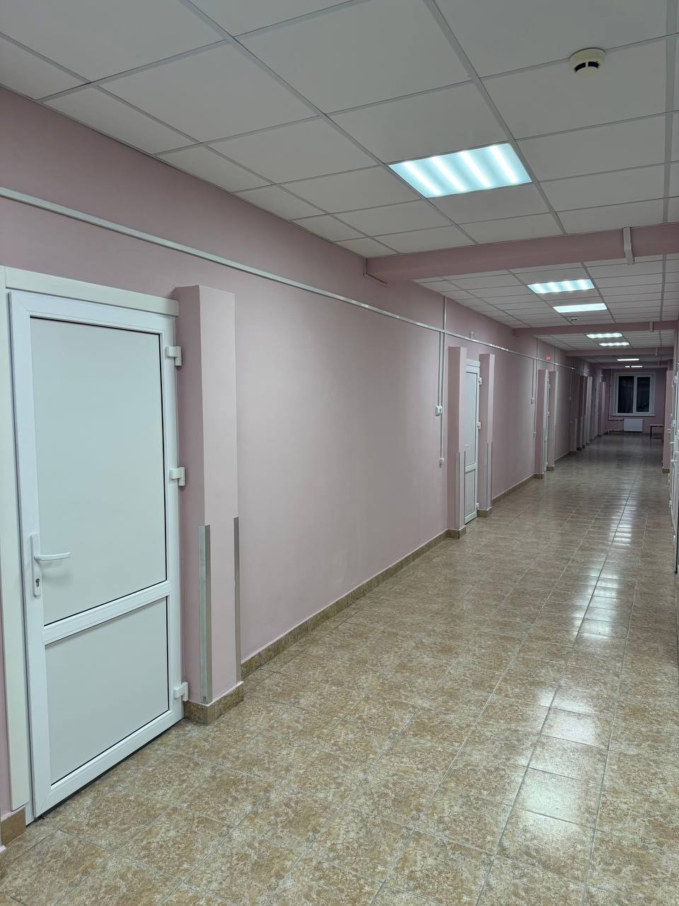 В Кадуйской центральной районной больнице завершился капитальный ремонт терапевтического отделения Работы выполнены за счёт средств областного бюджета по решению губернатора Георгия Филимонова в рамках проекта Градсовет 2 0 На втором этаже полностью обновили инженерные сети сантехнику и электропроводку отремонтировали стены и потолки установили новые окна Обновлённые палаты коридоры и процедурные кабинеты уже принимают пациентов В этом году начались работы и на первом этаже в помещениях бывшего акушерского отделения Здесь заменили инженерные системы залили полы и уложили плитку в коридорах Ремонт продолжат в первой половине 2026 года после чего здесь разместится приёмно диагностическое отделение Всего в 2025 году в Вологодской области капитально ремонтируют 112 объектов здравоохранения в том числе по нацпроекту Продолжительная и активная жизнь Правительство Вологодской области Telegram MAX