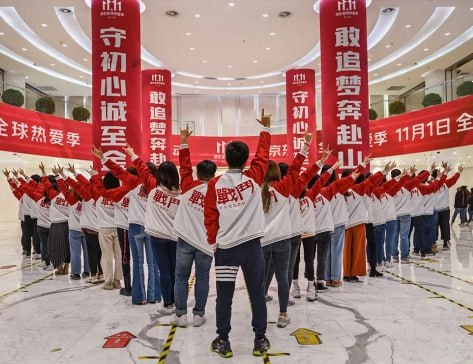 Один из крупнейших игроков интернет-торговли на рынке Китая JD. com станет косвенным совладельцем «М.Видео-Эльдорадо» в результате покупки немецкого ритейлера Ceconomy. Сделка подразумевает в том числе поглощение принадлежащей Ceconomy Media-Saturn-Holding GmbH, которая с 2018 года владеет 15% акций «М.Видео». При этом сейчас есть вероятность, что доля немецкого владельца будет размыта в ходе планируемой «М.Видео» допэмиссии, если тот не получит разрешения на это правительственной комиссии по контролю за иностранными инвестициями. Предполагается, что JD. com будет не просто «косвенным совладельцем», а может быть заинтересован в развитии бизнеса в России и продвижении своих товаров через российскую торговую сеть. Ранее китайская компания уже предпринимала несколько неудачных попыток выйти на российский рынок. Фото: Kevin Frayer / Getty Images