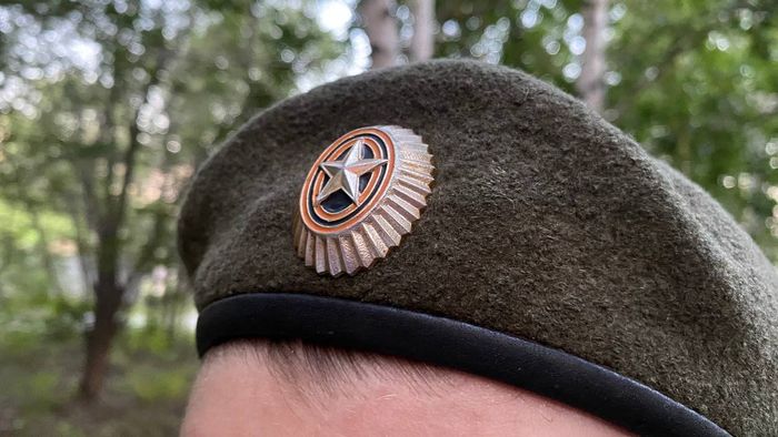 Омских школьников отправят в воинские части В минувшую среду 3 сентября правительство Омской области опубликовало распоряжение регулирующее организацию военных сборов в предстоящем учебном году Документ доступен на официальном сайте публикования правовых актов Сборы будут проходить в детском лагере Орленок на территориях некоторых воинских частей и государственных учреждений с октября 2025 по июль 2026 года Школьники и студенты будут задействованы на сборах 5 дней или 35 учебных часов Исполнительным органам власти поставлена задача выбрать площадки для проведения сборов распределить ответственности между должностными лицами составить расписание мероприятий и обеспечить надлежащий уровень обслуживания участников включающий размещение питание медицинскую помощь и логистику доставки на место сборов Отметим что подобные сборы обычно проводят для военнослужащих в запасе возраст которых ограничен 50 годами до 65 лет для офицеров высшему офицерскому составу до 70 лет