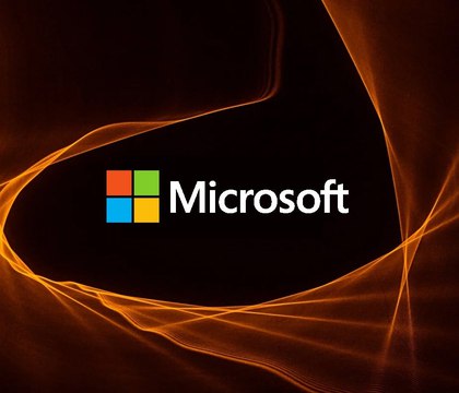 Microsoft опровергла слухи о скором сокращении 22 000 сотрудников Как пишет Windows Central руководитель отдела коммуникаций корпорации Microsoft Фрэнк Шоу опроверг слухи о грядущих в январе массовых увольнениях Ранее во множестве СМИ появились сообщения о том что софтверный гигант якобы планирует сократить в начале 2026 года до 22 000 сотрудников