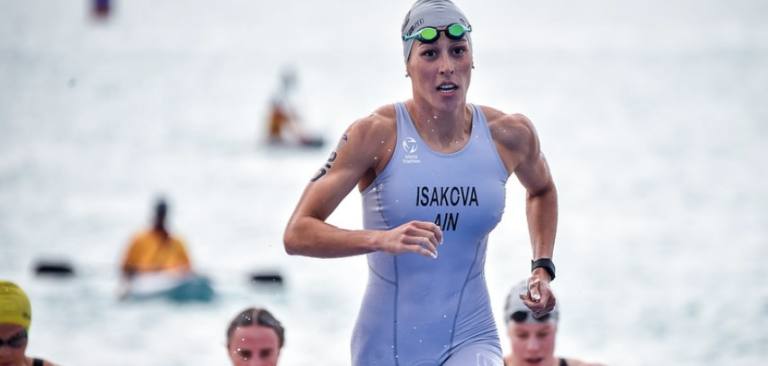 Исакова с серебром на чемпионате Европы Россиянка Диана Исакова стала второй на проходящем в Стамбуле чемпионате Европы по триатлону Это первая в истории турнира медаль для представительниц нашей страны Исакова которая в нынешнем сезоне выиграла два этапа Кубка мира и дважды попадала в топ 5 на этапах Мировой серии всю дистанцию прошла бок о бок с бельгийкой Жольен Фермайлен ставшей в итоге чемпионкой В плавании 1 5 км россиянка была быстрее на секунду в беге 10 км на столько же хуже а на велосипедном этапе 38 5 км конкурентка показала результат на восемь секунд лучше В итоге на финише Фермайлен чуть опередила Исакову а та на три секунды обошла Анему Тилли из Великобритании Еще одна россиянка Валентина Рясова проиграла группе лидеров примерно по минуте на каждом из отрезков и закончила дистанцию 18 й Яна Ченская и Татьяна Баскакова отстали на велосипедном этапе у них 33 й и 35 й результаты соответственно В воскресенье на чемпионате Европы пройдет мужская гонка в которой примут участие Григорий и Михаил Антиповы а также Павел Сорокин и Денис Колобродов триатлон