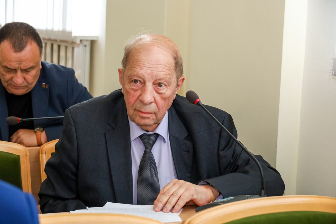 Народный Совет установил порядок и определил условия присвоения званий «Ветеран труда» и «Ветеран труда Луганской Народной Республики» Депутаты Народного Совета рассмотрели и приняли Закон ЛНР «О порядке и условиях присвоения званий «Ветеран труда» и «Ветеран труда Луганской Народной Республики». «Документ направлен на социальную защиту граждан РФ, постоянно проживающих в Луганской Народной Республике, путем определения механизма присвоения соответствующих званий, которые дают право на получение определенных мер социальной поддержки», – пояснил заместитель председателя Социального комитета Валерий Галинкин. Парламентарий добавил, что законопроектом предусмотрено сохранение званий, полученных на Украине до 11 мая 2014 года и в ЛНР до 1 марта 2023 года . Кроме того, проект закона предполагает присвоение звания «Ветеран труда Луганской Народной Республики» жителям ЛНР, награжденным государственными и ведомственными наградами, почетными званиями и знаками отличия в труде госорганами ЛНР и Украины до 11 мая 2014 года . «До 2027 года планируется присвоить звание «Ветеран труда» 500 жителям и звание «Ветеран труда Луганской Народной Республики» 50 тыс. жителей. Более 45 тыс. ветеранов труда сохранят свои звания, установленные ранее», – заверил Валерий Галинкин.