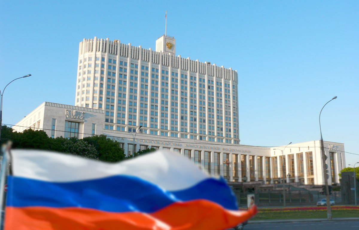 500 млрд рублей — государственные капиталовложения в судостроительную отрасль России Правительство России в ближайшие шесть лет направит 500 млрд рублей на поддержку производителей и заказчиков судов и комплектующих для отечественного флота. Это рекордный объём финансирования отрасли В условиях санкций обновление и наращивание отечественного флота имеет ключевое значение для выстраивания логистических маршрутов, перевозок грузов по Севморпути, для судоходства по внутренним водным путям и развития речного туризма «КРИСТАЛЛ РОСТА» ранее приводил мнение Начальника Управления Президента по вопросам национальной морской политики Сергея Вахрукова о том, что разработанная Фондом «Кристалл роста» целевая модель опережающего развития строительной отрасли должна быть реализована и для развития судостроения