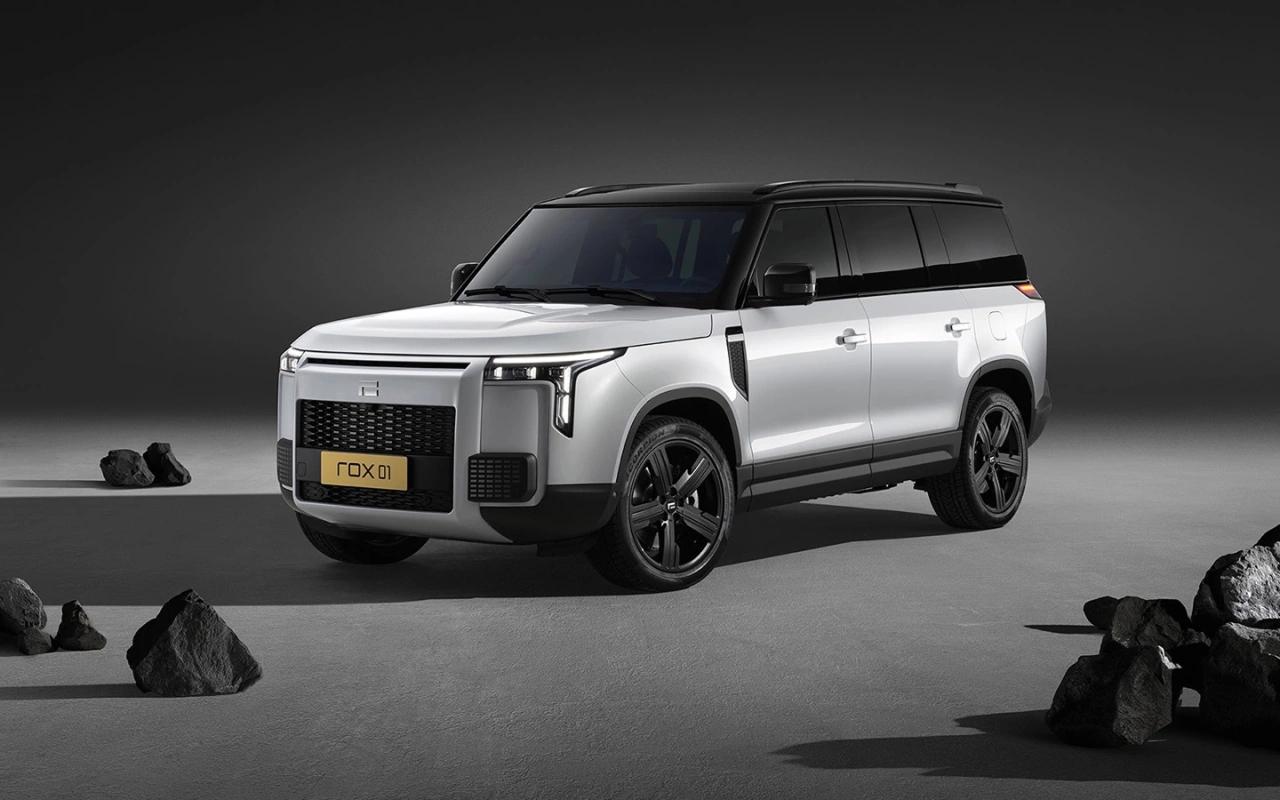 Rox будет собирать кроссоверы в России Концерн Rox Motor рассматривает возможности локализации производства в России сообщил Autonews собственный источник в российском дистрибьюторе марки Sinomach Auto Информацию об этом также подтвердили несколько дилеров бренда Rox на данный момент рассматривает несколько заводов для размещения локальной сборки Фокус делается на предприятия у которых есть опыт сборки автомобилей класса премиум пояснил источник Начать сборку автомобилей Rox в России планируют в 2026 году в первые годы выпуск будет производиться по схеме SKD то есть крупноузловой сборки без сварки и окраски кузовов а на предприятие поставлять уже готовые машинокомплекты эксклюзив autonews