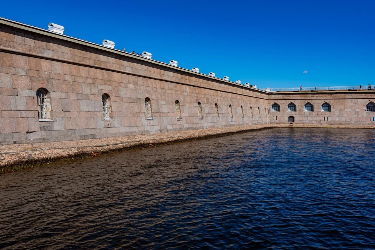 Реставрация гранитных фасадов Петропавловской крепости проводится впервые за три с лишним века Завершится она в будущем году По Невской куртине и Нарышкину бастиону уже заключен контракт Это более 160 млн рублей Две недели назад КГИОП выдал разрешение на начало реставрации Основные работы начнутся весной следующего года и к декабрю все должно быть выполнено рассказал губернатор Петербурга Александр Беглов Уже отреставрированы Трубецкой бастион Екатерининская куртина элементы Нарышкина бастиона Государев бастион и Иоановский равелин Также в 2026 году продолжится реставрация других памятников Среди них собор Петра и Павла в Петергофе Князь Владимирский собор Гатчинский дворец Большая Хоральная синагога и другие ГМЗ Павловск обновят накануне его 250 летия которое будет отмечаться в 2027 м Фото СПб ГБУ ГТИБ Подпишись на Город в MAX