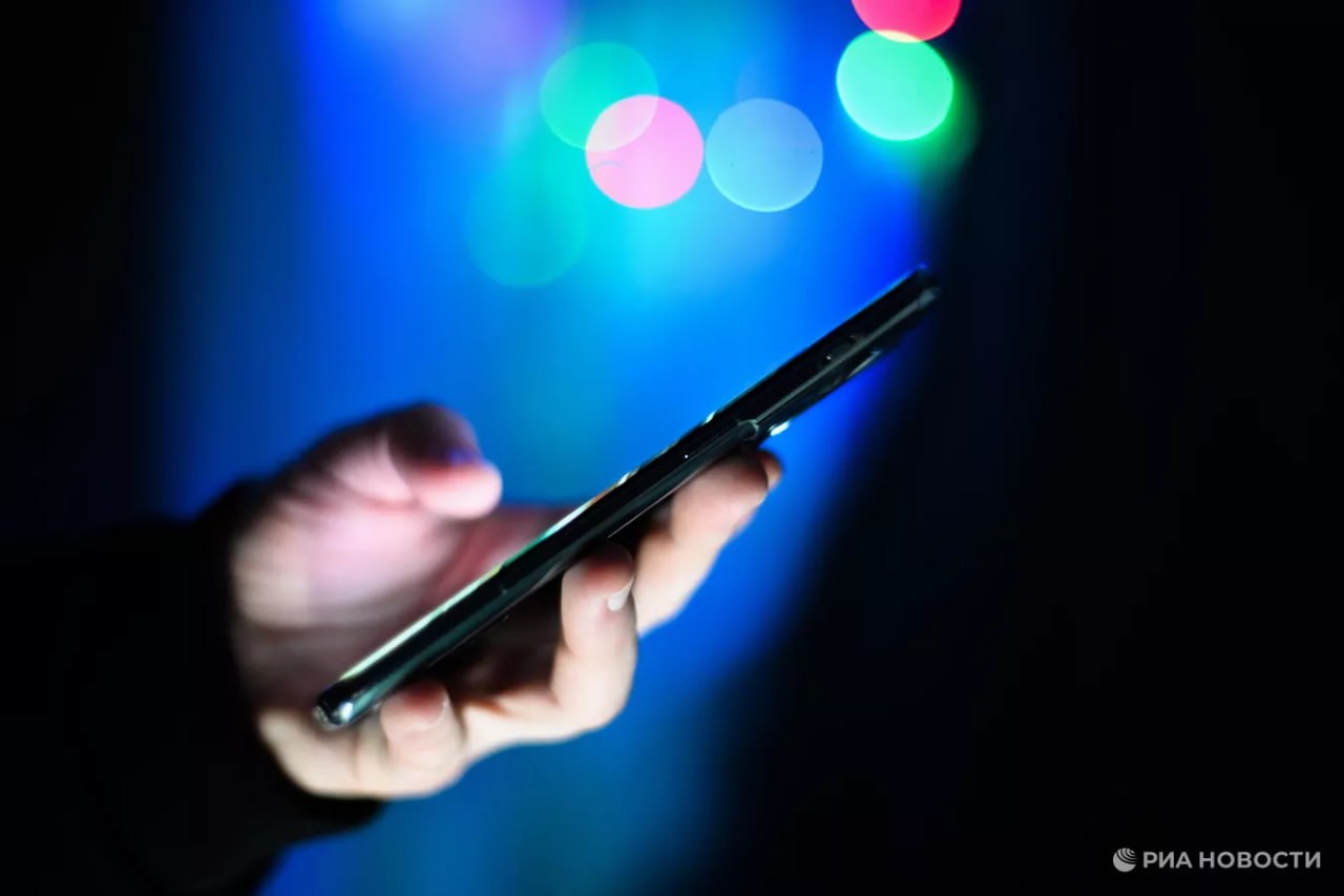 Еще одна схема мошенники предлагают зимние скидки на ЖКУ Они звонят людям представляются сотрудниками соцзащиты которые якобы хотят помочь а в итоге крадут деньги Об этом РИА Новости рассказал директор продукта Защитник МТС Андрей Бийчук Они выманивают у граждан личные данные под предлогом идентификации личности что приводит к хищению денег с банковских карт сказал он Для защиты от подобных атак нужно всегда помнить что сотрудники госучреждений и соцслужб никогда не запрашивают по телефону какие либо коды данные банковских карт или пароли от личных кабинетов 0   Подписаться на РИА Новости Крым в Telegram MAX VK