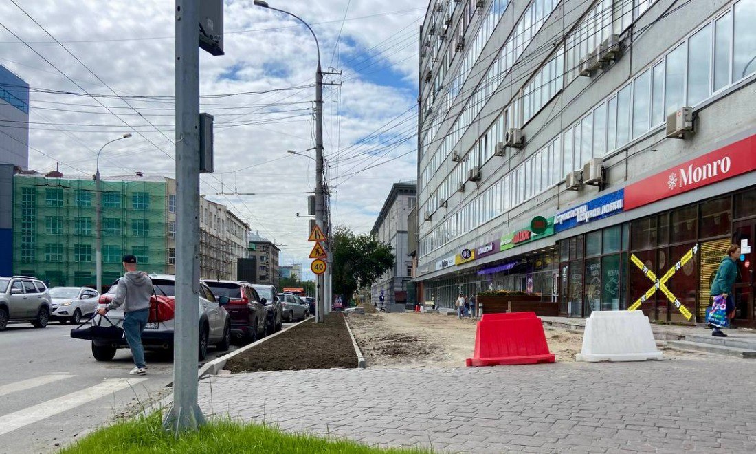 В Новосибирске обновили 53 тротуара В этом году власти города намерены привести в порядок более сотни пешеходных зон, рассказал в своём телеграм-канале глава города Максим Кудрявцев. Так, на улице Советской помимо нового покрытия тротуара высадили газон. В ближайшее время здесь установят защитные полусферы. Ремонт 53 тротуаров уже завершён, работы продолжаются ещё на 31 объекте. Параллельно ведётся обновление дорог в рамках муниципальной программы — 17 из 22 запланированных улиц уже получили новое асфальтовое покрытие. Дополнительно за счёт областного бюджета отремонтируют ещё 18 улиц с высокой нагрузкой и изношенным покрытием. Контракт с подрядчиком на сумму 1,1 млрд рублей уже подписан. Прислать новость