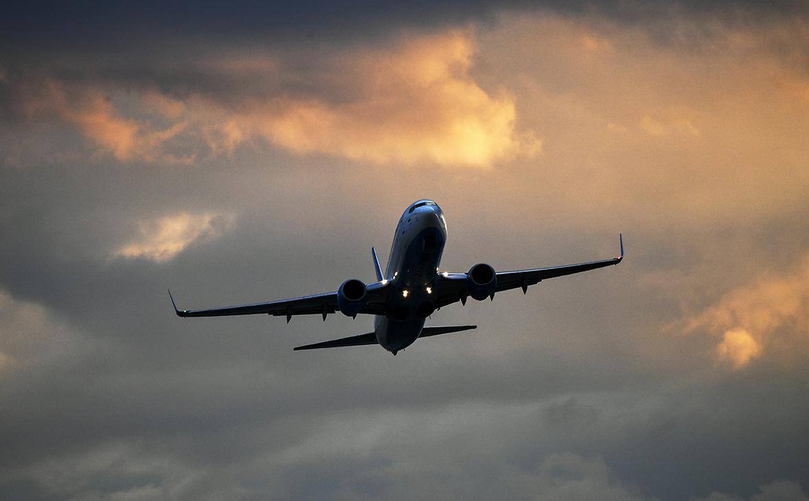 Самолет Нарьян Мар Уфа вернулся в аэропорт вылета из за неисправности Самолет выполнявший рейс по маршруту Нарьян Мар Уфа вынужденно вернулся в аэропорт вылета из за технической неисправности Экипаж принял решение развернуться после срабатывания датчика незапертой входной двери Самолет благополучно сел в Нарьян Маре сообщили РБК Уфа в пресс службе администрации Ненецкого автономного округа По данным онлайн табло рейс 7R 258 авиакомпании РусЛайн должен был приземлиться в аэропорту Уфы в 14 50 по местному времени сейчас время прилета изменено на 17 55 В аэропорту Нарьян Мара сообщили РБК что авиакомпания направила резервный борт для выполнения рейса РБК Уфа в Telegram РБК Уфа в MAX