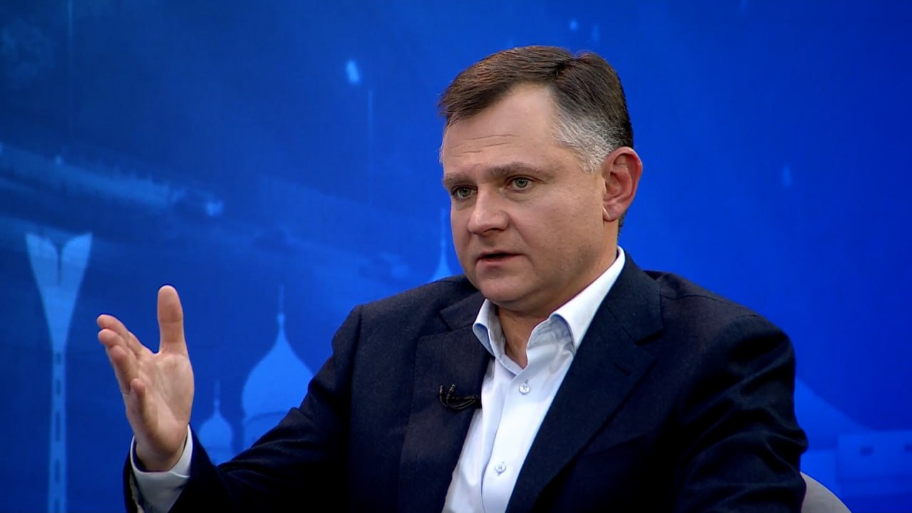 Разговор напрямую с Юрием Слюсарем Итоги Губернатор Ростовской области Юрий Слюсарь в прямом эфире ответил на вопросы жителей касающиеся благоустройства региона развития социальной инфраструктуры и других актуальных тем волнующих жителей Дона Подробнее в материалах РБК Ростов Около 25 выпускников медколледжей Дона остаются работать в профессии Поликлинику в микрорайоне Суворовский в Ростове планируют построить в 2026 году Реконструкцию улицы Вавилова в Ростове планируют закончить до мая 2026 года На реконструкцию путепровода Батайск Ростов потребуется 2 3 млрд рублей В Новочеркасске до Нового года высадят 29 сосен Реконструкцию стадиона Шахтер в Шахтах перенесли на середину 2026 года