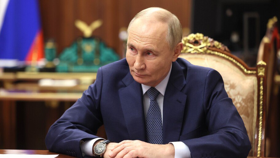 Президент РФ: необходимо выработать критерии использования земли для бизнеса в Донбассе и Новороссии «Хотелось бы без ручного режима выработать общие критерии, связанные с использованием земли, со статусом этой земли. Надо выработать общий порядок, разбюрократить его максимально, вне зависимости от того, что было раньше. Надо исходить из того, что есть сейчас и в чем заинтересована страна и эти регионы», — поручил Президент РФ Владимир Путин. Фото: Администрация Президента России , VK и ОК и читайте новости на нашем сайте