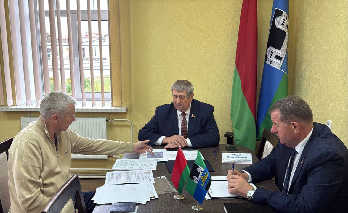 Михаил Русый провел личный прием граждан в Давид Городокском горисполкоме Столинского района К парламентарию обратились по вопросам легализации самовольно занятого земельного участка самовольного использования земельного участка для огородничества на землях сельскохозяйственного назначения ОАО Теребежов Агро и др Михаил Русый отметил что самовольно занятый земельный участок может быть легализован при соблюдении ряда условий а самовольное использование земли сельскохозяйственного назначения для огородничества влечет административную ответственность в виде штрафа Здесь сегодня в основном разъясняли нюансы во многом обращения возникли из за пробелов в знаниях закона В соответствии со статьей 3 Закона Республики Беларусь от 18 июля 2022 г 195 З Об изменении кодексов гражданам допустившим самовольное занятие земельного участка или самовольное занятие части земельного участка необходимо до 1 января 2028 г их легализовать обратил внимание парламентарий По мнению Михаила Русого многие вопросы с которыми приходят люди могут решаться на местах Надо проводить разъяснительную работу подсказывать что может сделать человек в конкретной ситуации куда ему обратиться чтобы решить проблему Заявителям даны необходимые разъяснения должностным лицам соответствующие поручения На приеме также присутствовал председатель Давид Городокского горисполкома В Стадник и другие заинтересованные должностные лица