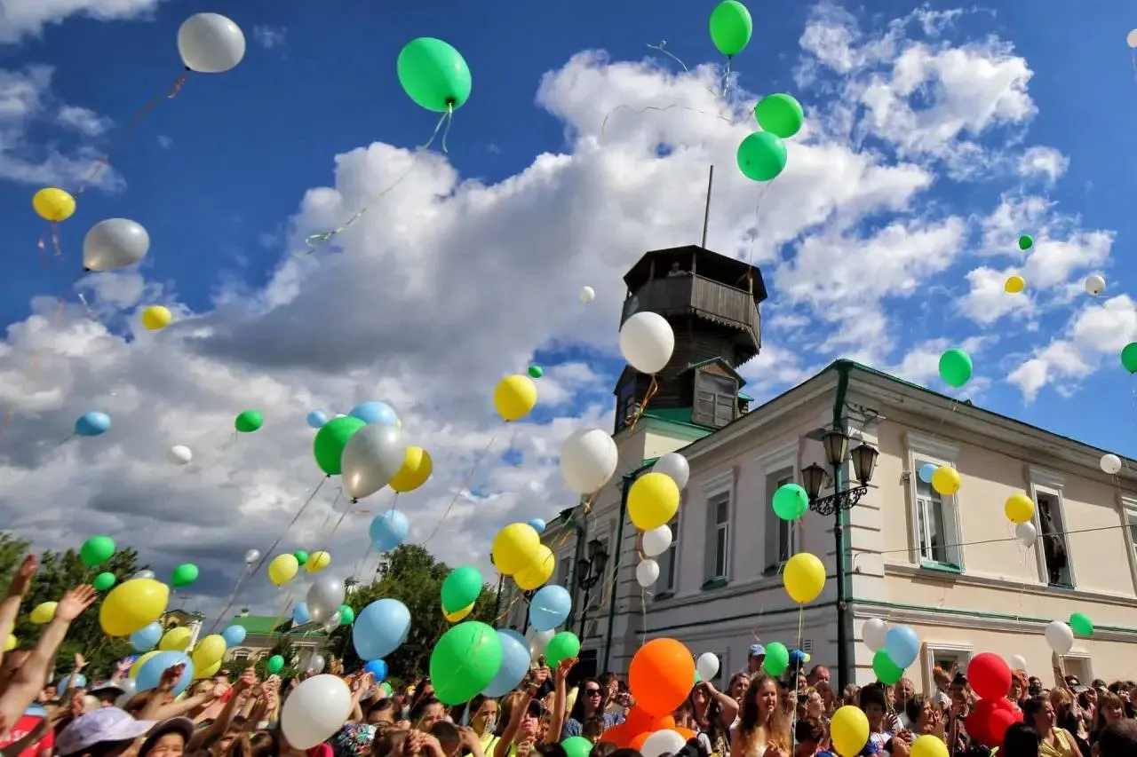 После проведения майских праздников началась активная подготовка к 422 летию Томска которое намечено на 6 и 7 июня Основными площадками станут главная площадь города Воскресенская гора и Городской сад Мы запланировали много интересных мероприятий в том числе связанных с Годом единства народов России Это концертные программы с участием творческих коллективов города и приглашённых артистов планшетные выставки викторины патриотические акции соревнования экскурсии гастрономический фестиваль и интерактивные площадки Центральным событием праздника станет концерт на площади 7 июня По традиции в его организации помогает наш партнёр Радио Сибирь В качестве подарка томичам они привезут в наш город группу Инь Ян Уверен это станет хорошим завершением большого праздника