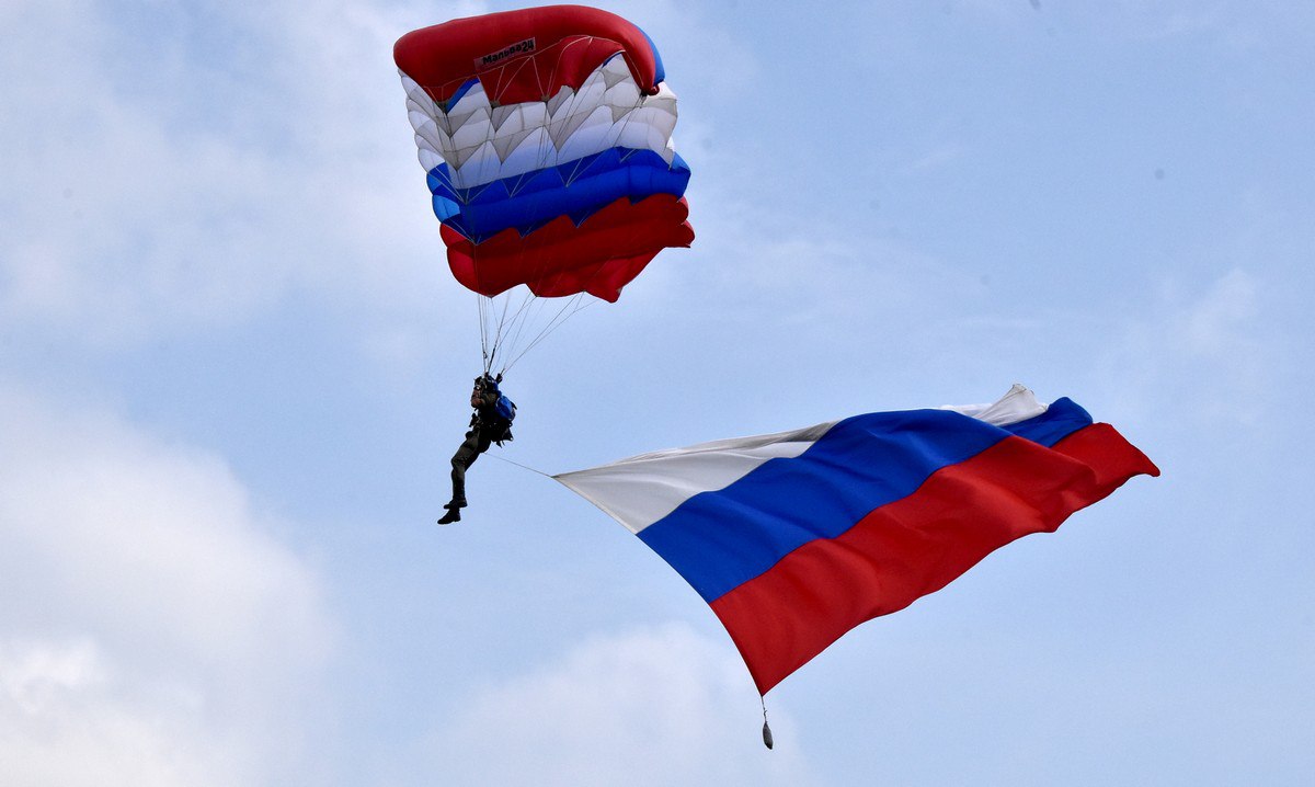 На рязанском стадионе «Спартак» прошел военно-спортивный праздник «Рязань – столица ВДВ». Его посвятили 95-летию со дня основания Воздушно-десантных войск России. Павел Малков, губернатор Рязанской области: «Для всех нас сегодня особенный праздник. Рязань – это столица ВДВ, и мы гордимся нашими десантниками. Они прошли через Великую Отечественную войну, локальные конфликты и горячие точки. Везде гвардейцы-десантники с честью выполняют свой долг. Выпускникам Рязанского десантного училища по плечу любые задачи, поскольку они – элита российской армии». Десантникам вручили государственные и региональные награды. Для рязанцев организовали выставку военной техники, оружия и снаряжения. На стадион с самолета АН-2 приземлились десантники с флагами России, Рязани, ВДВ и спецназа. В программе также были концерт, военизированная эстафета и показательные выступления. Десантники продемонстрировали мастерство рукопашного боя, вождения квадроцикла и штурма объекта условного противника.