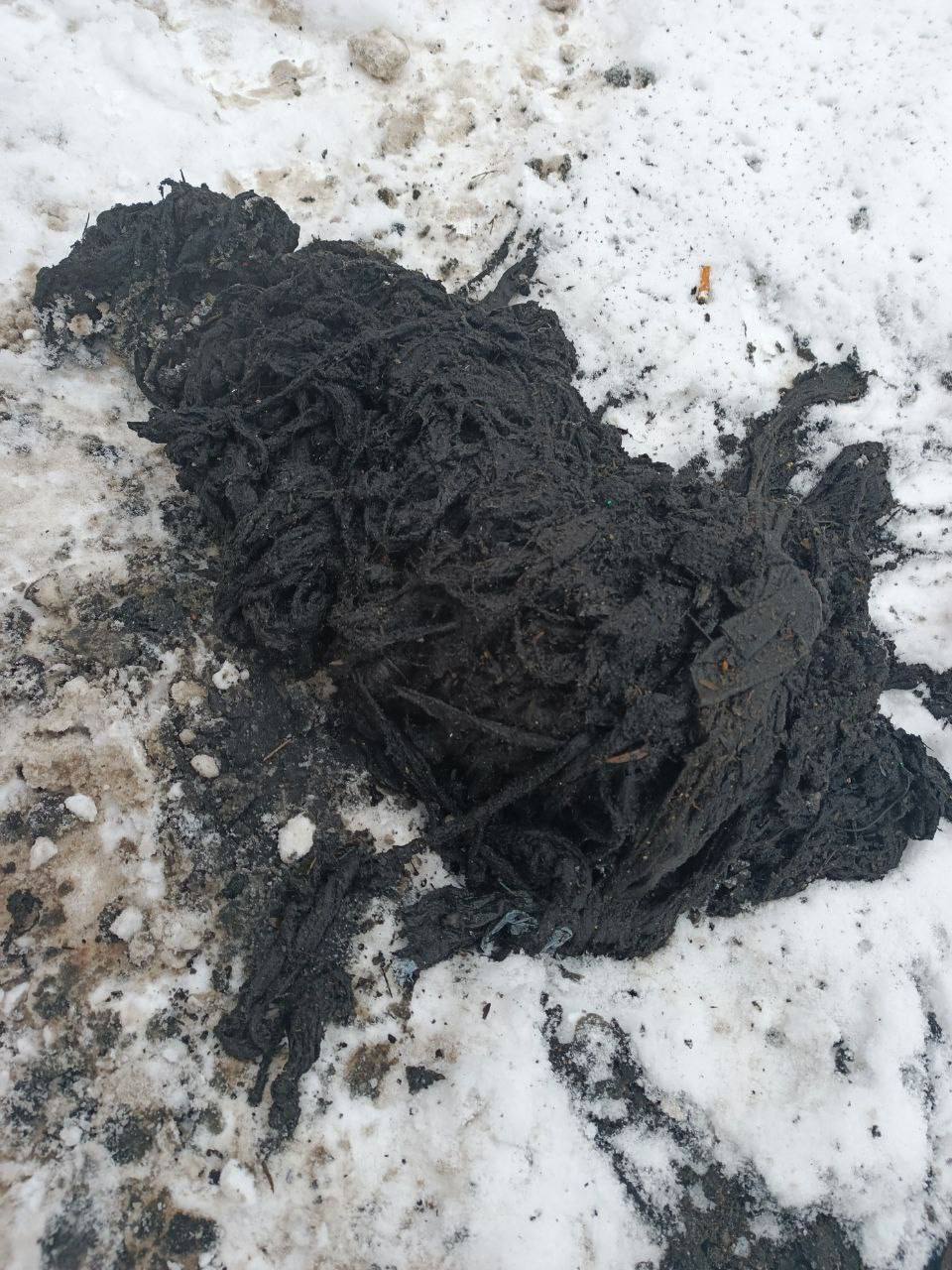 На улице Агалакова специалисты МУП ПОВВ ликвидировали засор вызванный колоссальным количеством посторонних предметов попавших в канализационную систему Засоры из за инородных материалов бич современных канализаций Помните унитаз предназначен исключительно для водорастворимой туалетной бумаги Тряпки влажные салфетки средства гигиены пищевые отходы жир строительный мусор всё это враги канализации Убедительно просим вас уважайте правила пользования канализационной системой