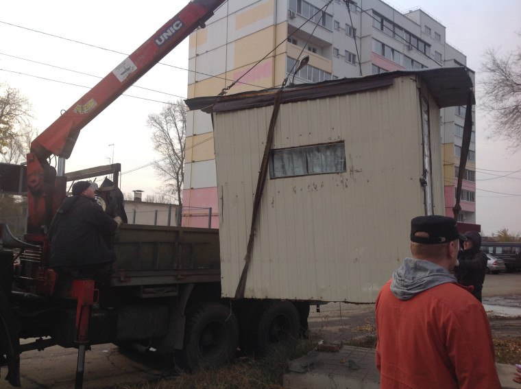 В Засвияжье уберут ещё две незаконные парковки  Согласно постановлениям, подписанным главой Ульяновска Александром Болдакиным, после 10 февраля планируется  демонтаж двух охранных будок возле домов №87 строение 1 по улице Отрадной и №19 по улице Аблукова  В аналогичные сроки предстоит убрать самовольно расположенный металлический гараж на Фурманова, 12, три плиты на Фасадной, 1 посёлка Пригородный, а также две железобетонные вазы напротив дома №97 по 2-ому переулку Советскому   Если собственники самостоятельно не вывезут своё имущество, то забрать его впоследствии они смогут при предъявлении правоустанавливающих документов, оплатив расходы муниципалитета на демонтаж, перевозку и хранение