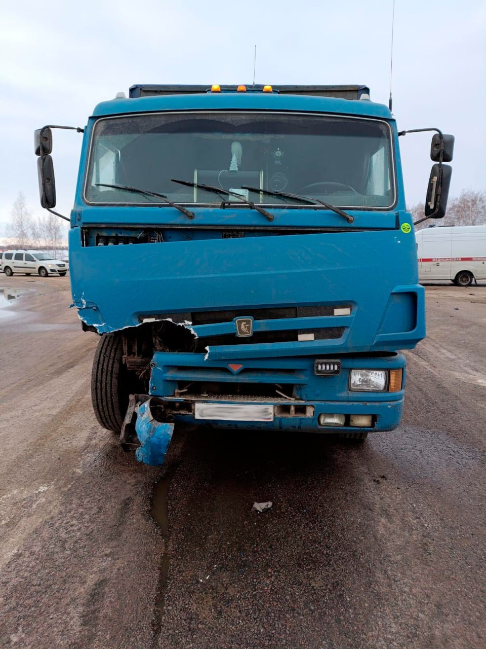 В Тамбовской области при столкновении «КамАЗ» и «Lada» пострадали 4 человека  Днем 5 марта на автодороге «Орел - Ливны - Елец - Липецк – Тамбов» в Петровском округе 51-летний водитель «КамАЗ» с прицепом, выезжая с второстепенной дороги, врезался в двигавшийся по главной автомобиль «Lada Kalina».  Как сообщили в Госавтоинспекции России по Тамбовской области, в аварии пострадали 26-летний водитель легковушки и его 43-летний пассажир, а также водитель грузовика. Их доставили в больницу Мичуринска. Еще одному пассажиру "Лады" медики оказали помощь на месте ДТП.   Госавтоинспекции России по Тамбовской области