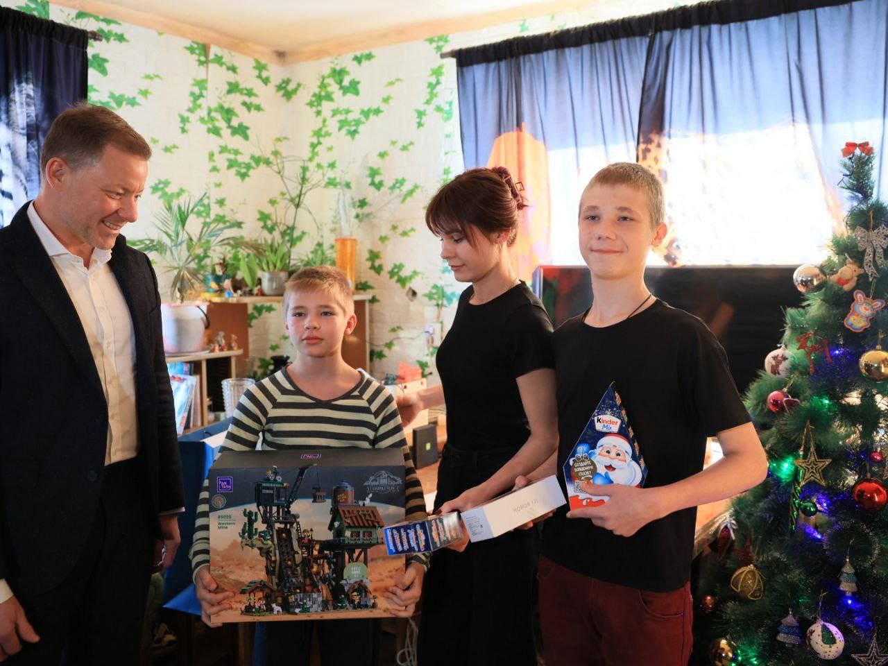 Когда оставаться равнодушным невозможно председатель приморского парламента поздравил с Новым годом детей и взрослых Председатель Законодательного Собрания Приморского края Антон Волошко поддержал семью Тютюнник из Лесозаводска В октябре у лесозаводчан случилась беда сгорел дом Сейчас взрослые с двумя детьми вынуждены квартировать у знакомых Власти делают всё необходимое чтобы помочь пострадавшим обрести новый дом У людей бывают разные жизненные обстоятельства Кому то помощь особенно нужна и невозможно оставаться равнодушным Важно было поддержать пострадавшую от пожара семью в такой сложный момент рассказывает Антон Волошко 15 летний Артур получил сертификат в магазин бытовой техники а 10 летняя Виолетта электронное пианино Девочка учится в школе искусств и подарок конечно станет хорошим подспорьем На недавней акции Ёлка желаний во Владивостоке Антон Анатольевич выбрал подарок для 3 летнего Богдана Шевченко Он ребёнок особенный с инвалидностью Малышу требовался игровой стол Теперь семья его получила У Шевченко растёт ещё один ребенок 9 летний Никита Он тоже не был обделён вниманием ему подарили конструктор Дети инвалиды получили 30 новогодних подарков в Лесозаводске и по 40 комплектов в соседнем посёлке Кировском а также в Чугуевском округе Ещё один подарок с Ёлки желаний достался 13 летнему Саше Апаницыну клавиатура с подсветкой Кстати отец мальчика сейчас находится в зоне специальной военной операции и защищает нашу страну В посёлке Кировском Антон Волошко поздравил с Новым годом семью Песцовых которая сейчас находится в трудной жизненной ситуации Мама Людмила Александровна сейчас на лечении в больнице 15 летний Илья является членом Юнармии и увлекается конструированием У мальчишки очень старый телефон поэтому новый гаджет пришёлся весьма кстати А 9 летний Матвей получил к празднику любимый конструктор В Чугуевке председатель ЗС ПК поздравил с Новым годом многодетную семью Крекотень Сбылась мечта 17 летней Александры девушка получила в подарок умную колонку 16 летней Марии и 13 летней Евгении в подарок достались наборы для творчества а их брат 9 летний Тимофей получил на Новый год конструктор Приморцам оказавшимся в сложной ситуации требуется повышенное внимание и зимой и летом Поэтому марафон добрых дел не должен ограничиваться новогодними подарками или границами избирательного округа считает руководство краевого парламента Благотворительный план на следующий год ужё готов Фото пресс служба ЗС ПК Подписаться на Telegram  Подписаться в MAX