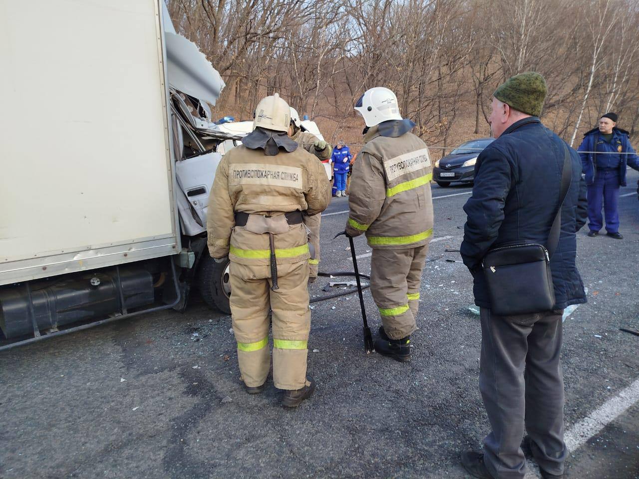 Водителя зажало в кабине грузовика в ДТП в Приморье    Утром на трассе Находка — Ольга — Кавалерово произошло ДТП с участием пяти автомобилей. Водитель грузовика придавило.   Пожарным удалось вытащить пострадавшего с помощью лебедки и передать сотрудникам скорой медицинской помощи.   Источник: