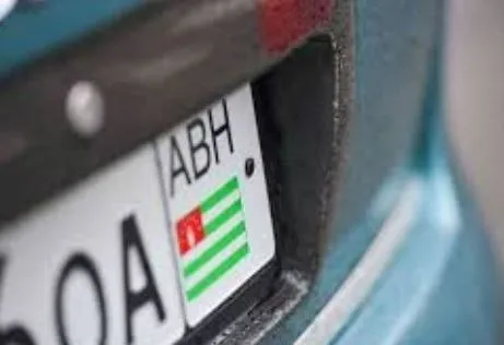 В Кыргызстане могут начать принудительно утилизировать авто с иностранными номерами которые не прошли легализацию Соответствующий проект указа президента МВД КР вынесло на общественное обсуждение Речь идет о машинах которые не вывезут из страны до 1 мая 2026 года Сейчас по данным ведомства таких авто от 2 5 до 4 тысяч 766 из них уже находятся на штрафстоянках До установленного срока владельцам предлагают три варианта вывезти авто разобрать на запчасти или утилизировать После дедлайна машины будут принудительно отправлять на спецстоянки с последующим уничтожением