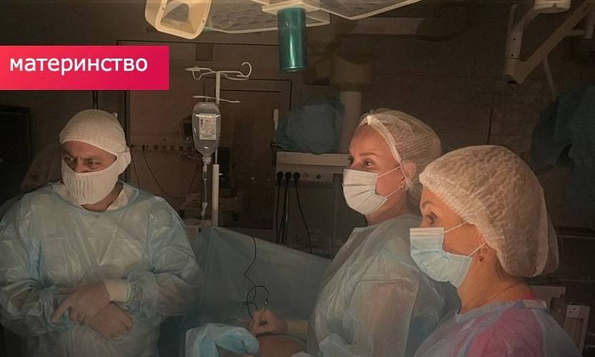 Врачи Ростова провели шесть переливаний крови еще не рожденному ребенку Врачи Перинатального центра Ростовской области спасли жизнь ещё не рождённому ребёнку столкнувшись со сложным случаем резус конфликта К ним поступила женщина на 24 й неделе третьей беременности Обследование показало что из за резус конфликта у развивающегося малыша начала развиваться тяжелая гемолитическая анемия опасное состояние при котором антитела в крови матери разрушают эритроциты ребенка Чтобы спасти плод требовалось срочное медицинское вмешательство Специалисты центра провели уникальную и сложную операцию шесть внутриутробных заменных переливаний крови Эта процедура требует высочайшей квалификации так как врачи работают с ещё не рождённым пациентом Благодаря усилиям медиков состояние малыша удалось стабилизировать а беременность сохранить на более долгий срок Этот случай наглядно демонстрирует как современные медицинские технологии в руках опытных специалистов позволяют бороться за жизнь детей ещё до их появления на свет Подпишись на 1Rnd в МАХ Написать в редакцию