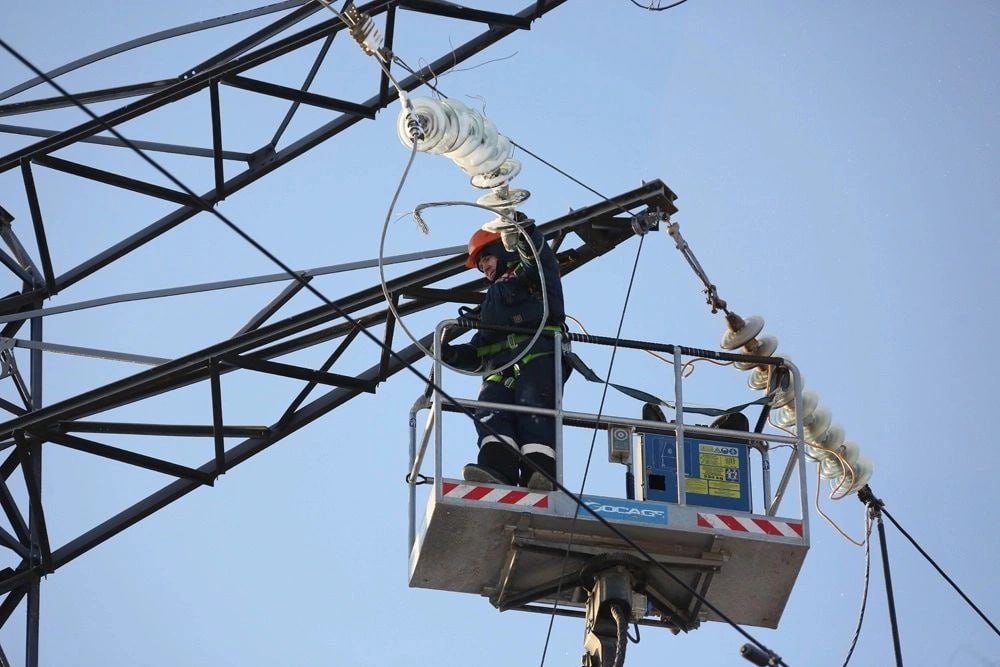В Энергодаре где расположена самая мощная в Европе атомная станция Запорожская АЭС произошел блэкаут Электроснабжения также лишились остальные населенные пункты Запорожской области Первое сообщение о начале блэкаута поступило рано утром 22 февраля от губернатора Евгения Балицкого больницы хлебозаводы водонасосные станции котельные и другие социально значимые объекты были подключены к дизельным генераторам Примерно через пару часов энергетикам удалось частично восстановить энергообеспечение Однако затем произошло повторное отключение системы электроснабжения В результате ЧП все коммунальные и оперативные службы региона приведены в режим повышенной готовности Особо сложная ситуация сложилась в Энергодаре Подписаться на Российскую газету в Читать нас в MAX