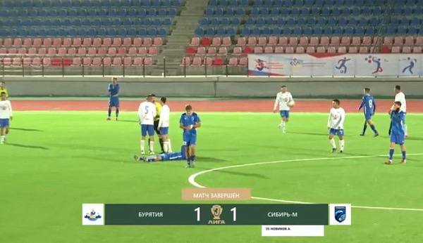 Футбольный клуб Бурятия выдал фантастический домашний матч Игра заставила поволноваться зрителей на трибунах и у экранов Игра под светом прожекторов началась в 18 30 с жёсткого прессинга гостей Их ворота кстати защищал перешедший из Бурятии совсем недавно Алексей Кармин Он 3 октября был единственным игроком на поле кто в любом случае гарантировал себе бронзовую медаль в составе той или иной команды