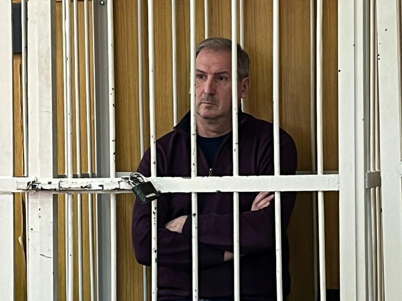 Следственный комитет завершил расследование дела бывшего мэра Тулуна Юрия Карих. Его обвиняют в халатности, превышении должностных полномочий, злоупотреблении властью и присвоении или растрате. Как сообщил руководитель СУ СК России по Иркутской области Анатолий Ситников изданию IRK ru, с 2014 по 2023 год Карих не принял мер для расселения 29 семей из аварийного общежития, тем самым нарушив их права. В 2020 году он незаконно предоставил квартиры лицам, не пострадавшим от затопления, оставив без жилья тех, кто действительно нуждался в поддержке. Кроме того, мэр оформил муниципальную землю на третьих лиц и своего сына, нанеся ущерб администрации Тулуна в размере более миллиона рублей. Карих признал вину, уголовное дело передано в суд. Напомним также, что силовики выявили масштабную коррупционную схему в мэрии и думе Тулуна, в которую были вовлечены экс-мэр и депутаты. Они мошенническим путем получали компенсации, представляя себя пострадавшими от наводнения. По ряду уголовных дел уже вынесены судебные решения. Недавно одна из чиновниц мэрии получила 4 года колонии. В суде сейчас рассматривается аналогичное дело в отношении экс-депутата гордумы Тулуна Максима Булгакова, который получил 3,5 млн рублей компенсации за якобы непригодный для жизни сарай. Также экс-депутат гордумы Тулуна Иркутской области получил 2 года условно за махинации с социальными выплатами. Следственный комитет также сообщал, что выявить коррупционные преступления чиновников Тулуна помогли обращения граждан. Подпишитесь на «Иркутск политический»