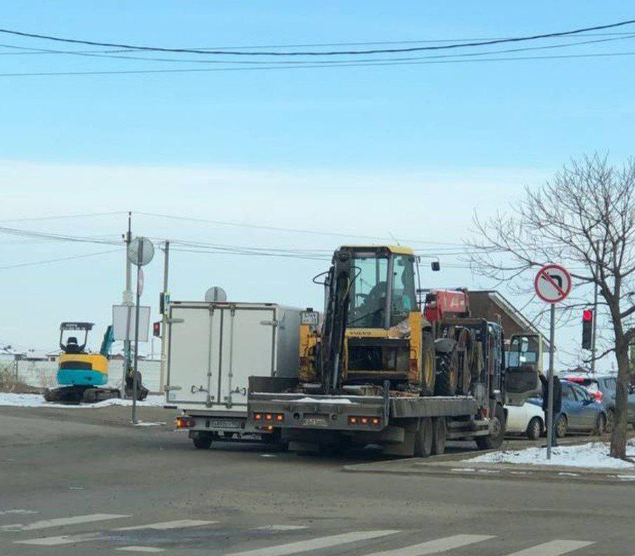 Вчера на выезде из КП Крепость в сторону Дорожной произошло ДТП на светофоре. Большегруз снес зеркало газели. Заблокировали 2 полосы и образовали пробку. Вот, что значит - ездить не по правилам   _ _ _ _ _ _ _ _ _ _ _ _