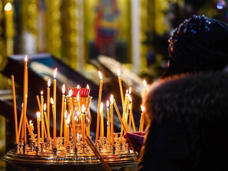 Православная церковь 22 октября чтит память апостола Иакова Алфеева В народной традиции этот день получил название Яков Дровопилец символизирующее начало активной подготовки к зиме Святой Иаков был одним из 12 первых учеников Христа братом апостола евангелиста Матфея Вместе с апостолом Андреем Первозванным он распространял христианскую веру Иаков проповедовал в Иудее Газе и Елевферополе По преданию он принял мученическую смерть по дороге в Египет в городе Острацине По традиции мужчины на Якова Дровопильца рубили дрова а женщины молотили новое зерно готовили из него первую кашу и пироги На угощение звали родных и соседей Считалось что тот кто съест в этот день кашу или пироги проживет в благополучии до весны А если от каши отказаться то придут 33 беды и несчастья В этот день завершали грибной сезон возвращаясь из леса до темноты чтобы не встретить злых духов Отправляясь за грибами брали с собой хлеб или кашу и оставляли их на пне чтобы найти много грибов и благополучно возвратиться домой