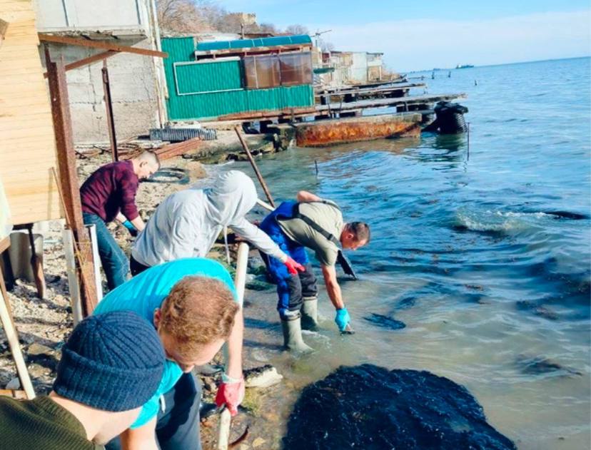 На мысе Змеиный и крепости Ени-Кале на полуострове Керченском произошел инцидент с выбросом мазута. Об этом сообщил советник главы республики Крым Олег Крючков.