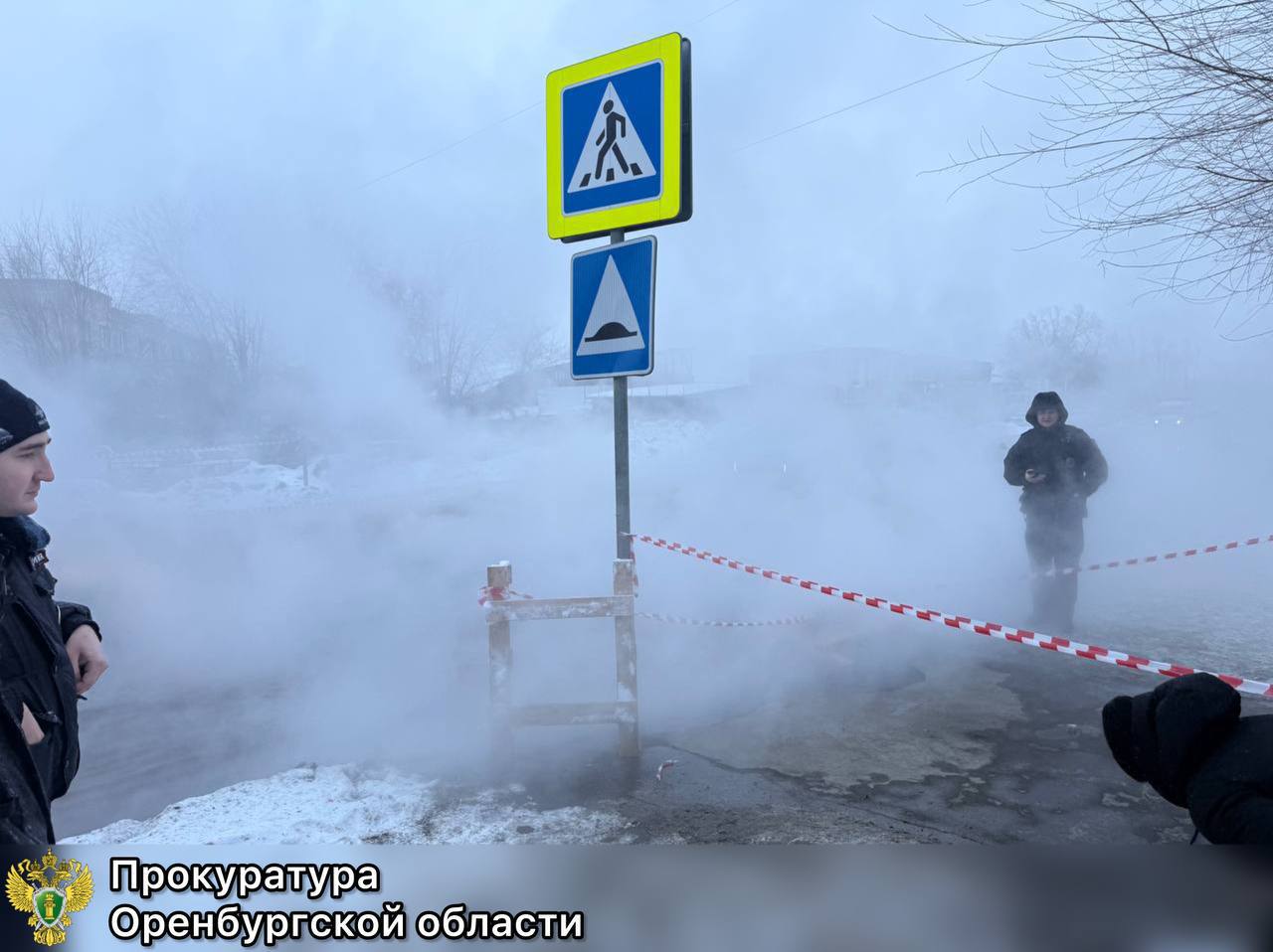 В СУ СК возбудили дело по факту травмирования двоих людей из за провала грунта в Оренбурге Про Происшествия 30 января 2026 года на улице Монтажников в районе пешеходного перехода провалилось асфальтовое покрытие В результате происшествия двое оренбуржцев получили ожоги Делом занимаются следователи СУ СК Сотрудники Следственного комитета завели уголовное дело по факту оказания небезопасных услуг Сейчас на месте происшествия работают криминалисты Они попрашивать свидетелей и оспаривают участок на котором произошло ЧП В рамках уголовного дела следствием будет дана правовая оценка всем установленным обстоятельствам Также проверку начала прокуратура Дзержинского района Ведомство примет меры на восстановление прав пострадавших Сайт Telegram VK Max 16 oren4oren