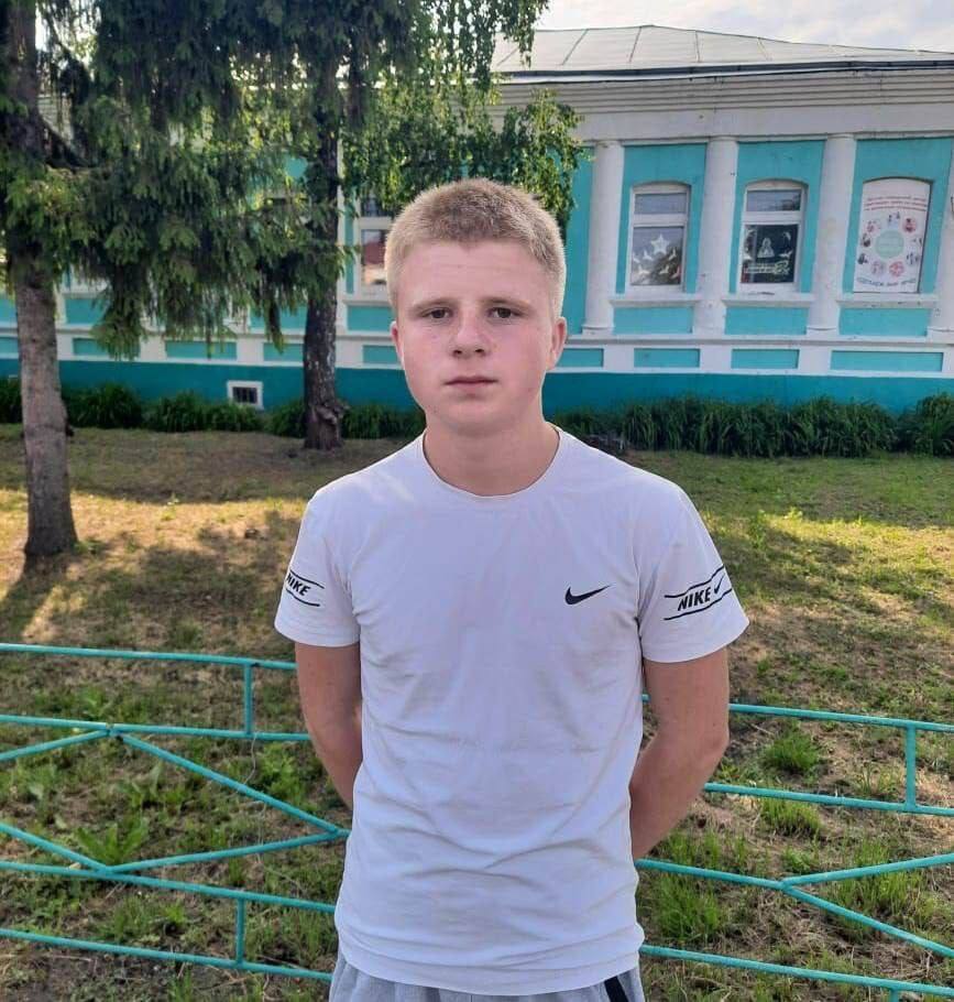 Максима Макеева из Тамбовской области, который спас ребенка из горящего дома, представят к награде В МЧС России рассматривают вопрос о награждении 16-летнего Максима Макеева из Пичаева, который спас трёхлетнего малыша из горящего дома. Напомним, возвращаясь домой, парень увидел пожар, а в окне горящего дома — маленького ребёнка. Максим сразу позвонил пожарным, затем разбил стекло, вынес трёхлетнего мальчика и передал его бабушке. Максим Макеев закончил 9 класс Пичаевской школы. Говорит, что о будущей профессии пока не думал. Хочет в первую очередь отслужить срочную службу в армии. Не исключает, что, возможно, станет спасателем. Галина Короткова