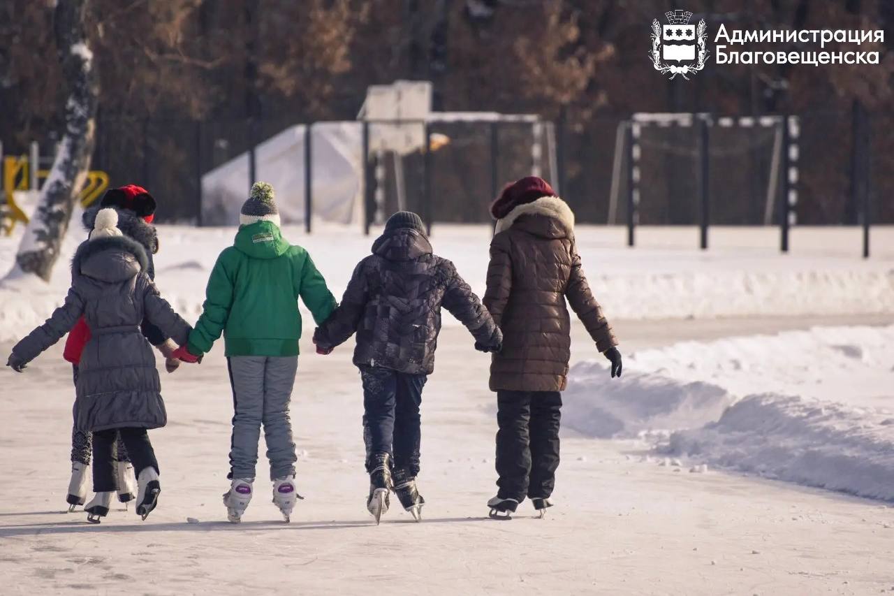 В Благовещенске готовят 22 бесплатных катка Сейчас открыты для бесплатного катания 13 площадок 9 находятся на финальной стадии подготовки и вскоре откроются для любителей зимних развлечений В нашем городе есть 22 хоккейные коробки расположенных в самых удобных для горожан местах при школах во дворах учебных заведениях высшего уровня бизнес объектах и муниципальных учреждениях В том числе действуют основные городские ледовые площадки Юность и Амур Такой размах обеспечит комфортные условия для активного отдыха и зимних развлечений для всей семьи независимо от возраста говорит начальник управления по физической культуре и спорту Оксана Климова Всего в нашем городе 34 катка но на бесплатное массовое катание рассчитаны 22 Хоккейные коробки в БГПУ ДВОКУ стадион Спартак центр Авангард заливаются для внутреннего пользования учебного и тренировочного процесса Где можно покататься прямо сейчас Парк Дружбы Рубеж28 ул Василенко 11 3 Семейный пансионат Берлога обращаться по номеру 8 4162 991 902 МАОУ Алексеевская гимназия г Благовещенска МБОУ Школа 10 г Благовещенска МАОУ Школа 13 г Благовещенска МБОУ Школа 15 г Благовещенска МБОУ Школа 23 г Благовещенск МАОУ Гимназия 25 г Благовещенска Пос Мясокомбинат Литер 1 Ул Строителей 66 ул Зейская 113 ул Нагорная 14 Кроме того после 20 декабря начнётся заливка площадки на площади Ленина которая вскоре также станет доступной для любителей зимнего спорта Полный список всех катков вы можете найти здесь