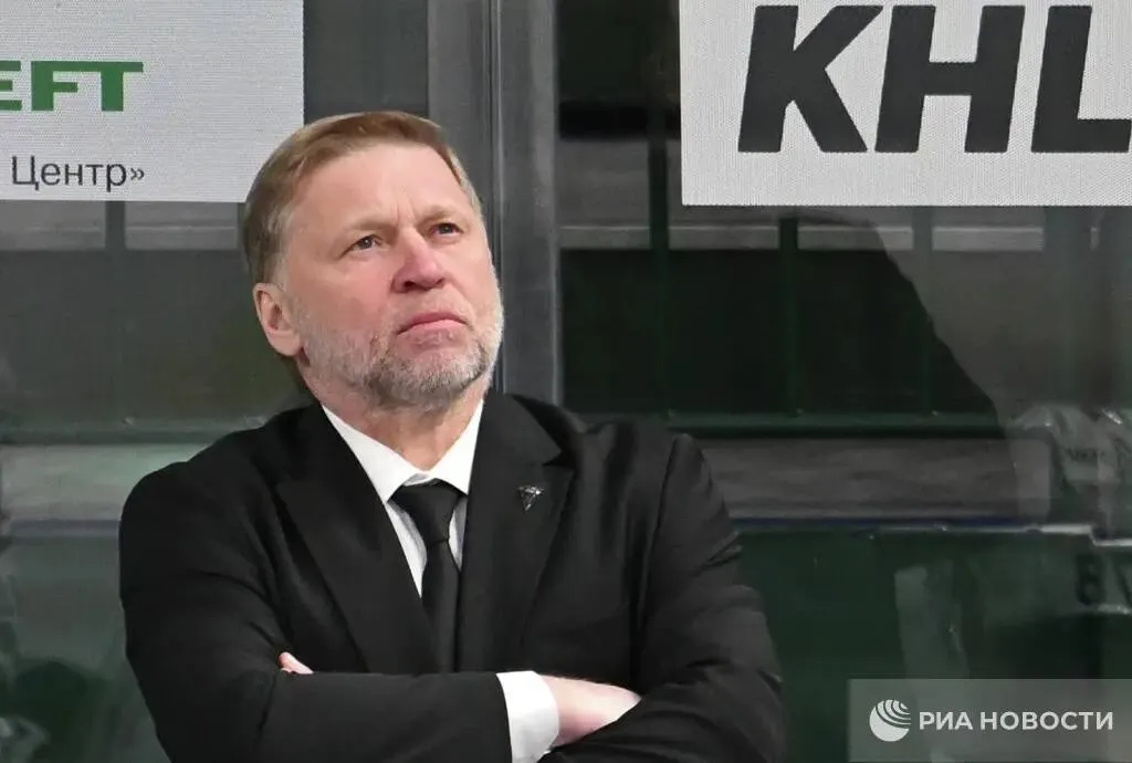 Евгений Корешков покинул пост главного тренера Трактора Хоккейный клуб благодарит Евгения Геннадьевича за работу и желает успехов в дальнейшей тренерской деятельности говорится в публикации в Telegram канале клуба Под руководством специалиста челябинский клуб занял шестое место в таблице Восточной конференции В первом раунде розыгрыша Кубка Гагарина Трактор со счетом 1 4 уступил Ак Барсу Подписывайтесь на РИА Новости Спорт в Mакс