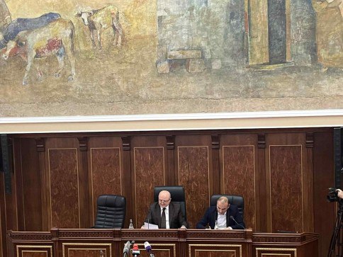 Совет старейшин Гюмри на заседании 16 сентября отменил ежегодное празднование Дня Гюмри В повестку заседания также был включен вопрос организации и проведения торжества Начальник отдела культуры мэрии Лилит Товмасян в своем докладе отметила что для организации мероприятия необходимо выделить 6 миллионов драмов Перед голосованием с предложением выступил мэр Гюмри Вардан Гукасян предложив снять вопрос с повестки дня Я предлагаю снять этот вопрос потому что чувствую что настроение не то впереди похолодание пояснил мэр Гюмри Инициативу отмены празднования поддержал также руководитель фракции Моя сильная община Рубен Мхитарян В результате без голосования вопрос был снят с повестки дня и празднование Дня Гюмри было официально отменено Однако фракция ГД Совета старейшин инициировала внеочередное заседание Об этом в Facebook написал руководитель фракции Сарик Минасян отметив что гюмрийцев не могут лишить возможности достойно отметить праздник и уже ставший традицией День