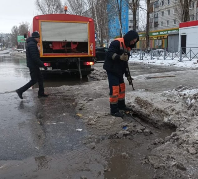 Мэрия бросила все силы и более 500 тонн реагентов и песка с солью на борьбу с гололедом  По поручению главы города, также ведутся работы по очистке ливневок ото льда, выбоины на дорогах будут устранять с помощью литого и холодного асфальта. Все сигналы о проблемных участках, поступающие в Муниципальный центр управления, должны быть отработаны в течение суток. Глава города также потребовал от управляющих компаний качественно очищать дворы от снега и льда.    Прислать новость