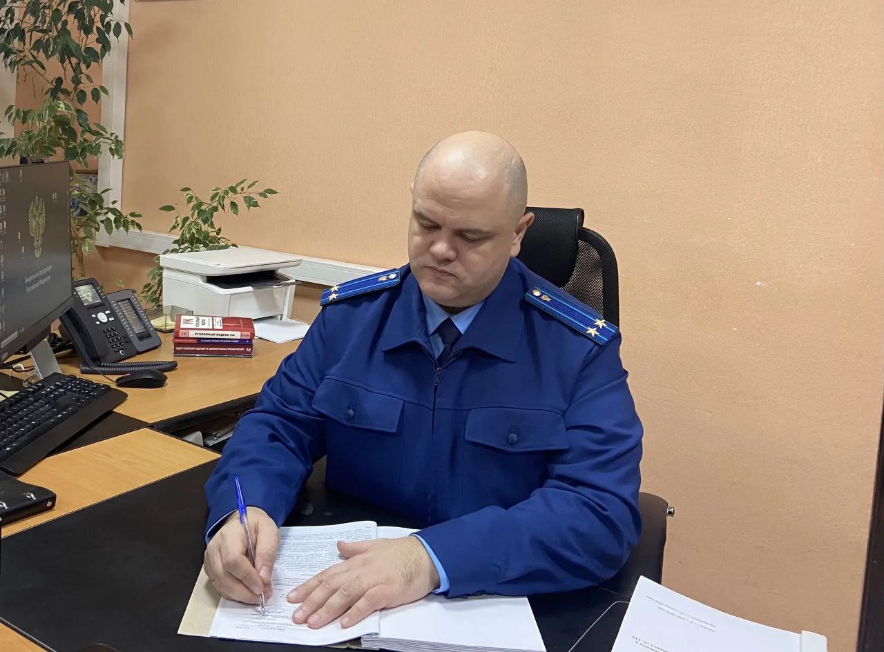 В Балаково прокуратура направила в суд уголовное дело о даче взятки  Прокуратура г Балаково утвердила обвинительное заключение по уголовному делу в отношении бывшего коммерческого директора организации Он обвиняется по ч 3 ст 291 УК РФ дача взятки должностному лицу в значительном размере По версии следствия 20 декабря 2020 года 56 летний житель областного центра являющийся коммерческим директором организации реализующей средства дезинфекции и сопутствующую медицинскую продукцию посредством перевода на банковскую карту передал должностному лицу медицинского учреждения денежные средства в виде взятки в сумме 50 тыс рублей за совершение незаконных действий в интересах юридического лица Деньги предназначались за способствование в заключении Балаковской городской клинической больницей контрактов на поставку медицинской продукции и средств дезинфекции именно с представляемой им фирмой  Уголовное дело направлено в Балаковский районный суд для рассмотрения по существу Обвиняемый вину в совершении преступления не признал и ожидает суда находясь под подпиской о невыезде и надлежащем поведении  В отношении взяткополучателя ранее вынесен обвинительный приговор