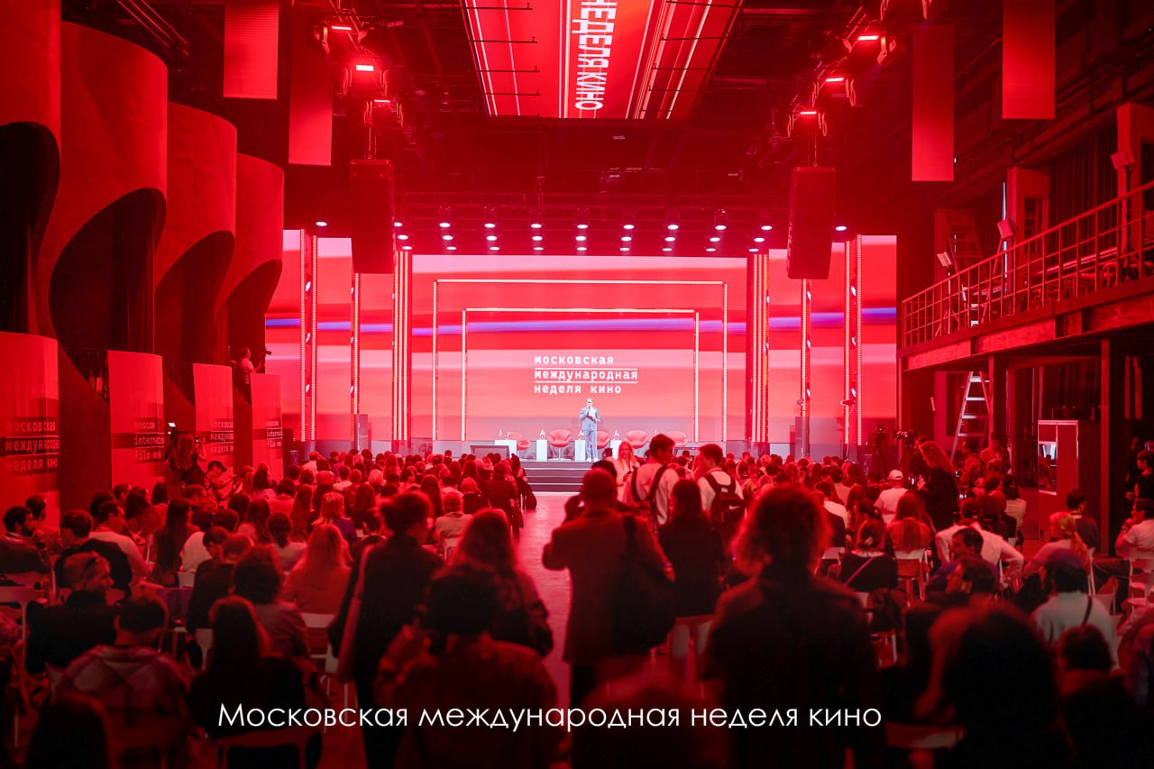 Москва город кино больше 90 отечественного контента снимается в столице В рамках поддержки киноиндустрии создаём Московский кинокластер Он объединит несколько площадок   Кинопарк Москино в ТиНАО комплекс для проведения натурных съёмок под открытым небом Построены 34 площадки 6 павильонов и 6 объектов инфраструктуры а к 2030 году их число вырастет до 70 Кинопарк уже стал площадкой для съёмок 150 фильмов и сериалов   Кинозавод Москино на Рязанском проспекте современный кино медиакластер полного цикла где можно создать кино с нуля Там расположены четыре съёмочных павильона два XR павильона с конструкцией из LED экранов для создания сцен с помощью технологии виртуальной реальности тематический павильон Полиция а также центр костюма и реквизита Жар птица центр моды и дизайна пространство музыкальных культур TAU Построим уникальный павильон с бассейном глубиной 7 м для подводных съёмок   Историческая Киностудия Горького до конца 2025 года будут завершены масштабные работы по её модернизации В составе кластера также работают киноплатформа и кинокомиссия Москино В августе прошла вторая Московская международная неделя кино которую посетили больше 700 тысяч человек Её главным итогом стали новые соглашения и проекты Две московские компании договорились о совместной работе с индийскими и узбекскими партнёрами Проекты уже подали заявки на получение финансовой поддержки города для проведения киносъёмок в Москве Также были подписаны соглашения о киногородах Партнёрами Москвы для обмена лучшим опытом и практиками а также для разработки совместных проектов стали Каир Мехико Рио де Жанейро и Стамбул Подписаться на МАХ