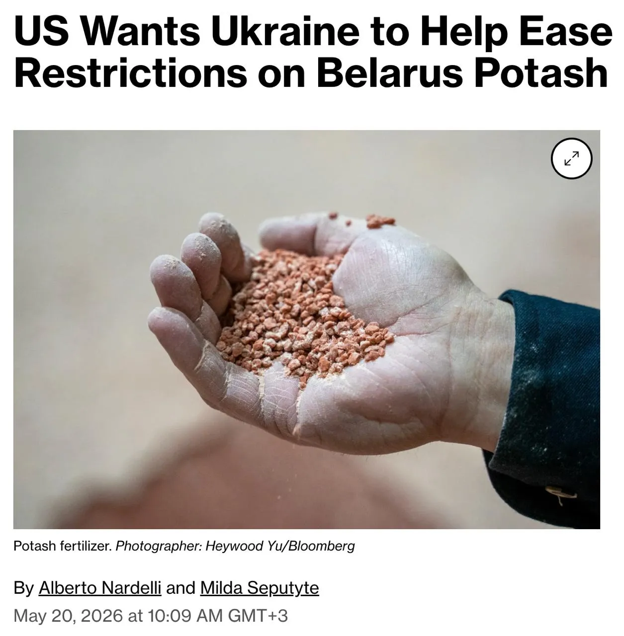 США давят на Украину чтобы она смягчила ограничения на импорт поташных калийных удобрений из Беларуси и убедила в этом Европу чтобы улучшить отношения с Минском и отдалить его от России Об этом пишет Bloomberg со ссылкой на источники США уже сняли часть собственных ограничений на удобрения из Беларуси однако их влияние ограничено европейскими санкциями которые не позволяют Беларуси использовать традиционные маршруты отгрузки Поташ был основным источником валютной выручки для Беларуси до введения западных санкций Министр иностранных дел Литвы Кястутис Будрис на прошлой неделе говорил что его страна и другие в регионе начинают ощущать давление со стороны США по поводу транзита поташа Сайт Страна X Twitter Прислать новость фото видео Реклама на канале Помощь