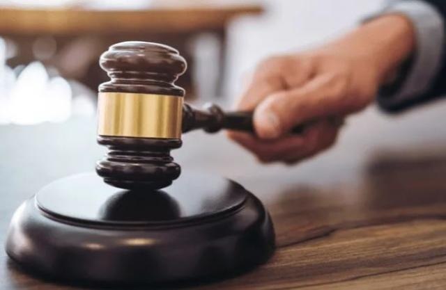 Незаконно продавать табачную продукцию в магазине расположенном вблизи школы и детсада запретили через суд в Горно Алтайске Жалоба на магазин поступила в Управление Роспотребнадзора проверка показала что он расположен всего в нескольких десятках метров от детсада радуга и Коррекционной школы интерната В суд специалистам пришлось обратиться после того как юрлицо не отреагировало на предостережение Суд решил удовлетворить требования Роспотребнадзора в полном объеме