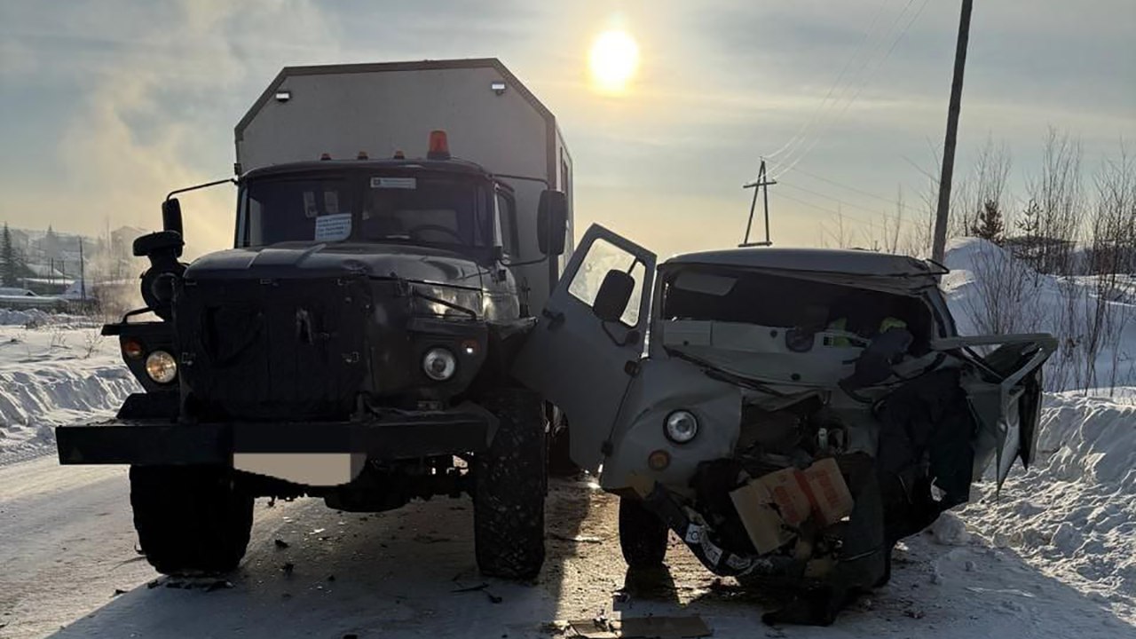 В Алданском районе в результате ДТП пострадало 5 человек  8 февраля около 08:50 в дежурную часть ОМВД России по Алданскому району поступило сообщение о том, что в посёлке Нижний Куранах произошло дорожно-транспортное происшествие.    "Прибывшим на место нарядом ДПС предварительно установлено, что водитель 1969 г.р.,  управляя транспортным средством "УРАЛ 690623-0000010", двигаясь по объездной дороге поселка Нижний Куранах со стороны улицы Юбилейная в сторону села Хатыстыр, не учел дорожные и метеорологические условия и не убедился в безопасности своего маневра обгона, выехал на встречную полосу, в результате чего совершил столкновение с транспортным средством марки "УАЗ 390995-04", - говорится в сообщении.  В результате ДТП в автомашине "УАЗ 390995-04" 3 пассажира и водитель были госпитализированы с тяжелыми травмами в Алданской ЦРБ.  Пассажир 1972 г.р., обратился самостоятельно, где после осмотра врачом установлен диагноз: ушиб грудной клетки, ушиб левой голени, назначено амбулаторное лечение. В момент ДТП находился на среднем ряду справа,  ремнем безопасности пристегнут.   По факту ДТП проводится проверка.