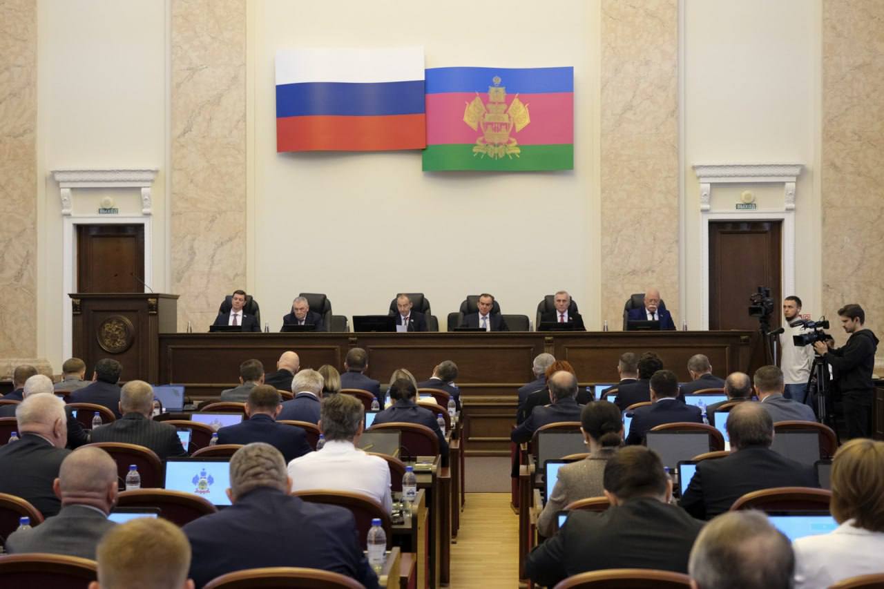 Вениамин Кондратьев С 2026 года краевой материнский капитал будут предоставлять на третьего и каждого из последующих детей Ранее выплатой можно было воспользоваться только на третьего или последующих детей один раз Соответствующие изменения в закон приняли на 71 й сессии ЗСК На поддержку детей и семей с детьми в 2026 году предусмотрели свыше 42 1 миллиарда рублей В приоритете конечно многодетные семьи которые нуждаются в особой заботе государства Благодарен за решение расширить меры поддержки в части регионального материнского капитала Раньше семья могла получить средства только один раз на третьего или следующего ребенка С 2026 года будем выплачивать и на третьего и на четвертого и на каждого последующего Необходимо решить как еще можно использовать эти средства при этом исходить из реалий жизни Вместе с самими многодетными семьями прийти к тому на какие еще цели можем расширить использование регионального материнского капитала сказал Вениамин Кондратьев Читайте нас в MAX