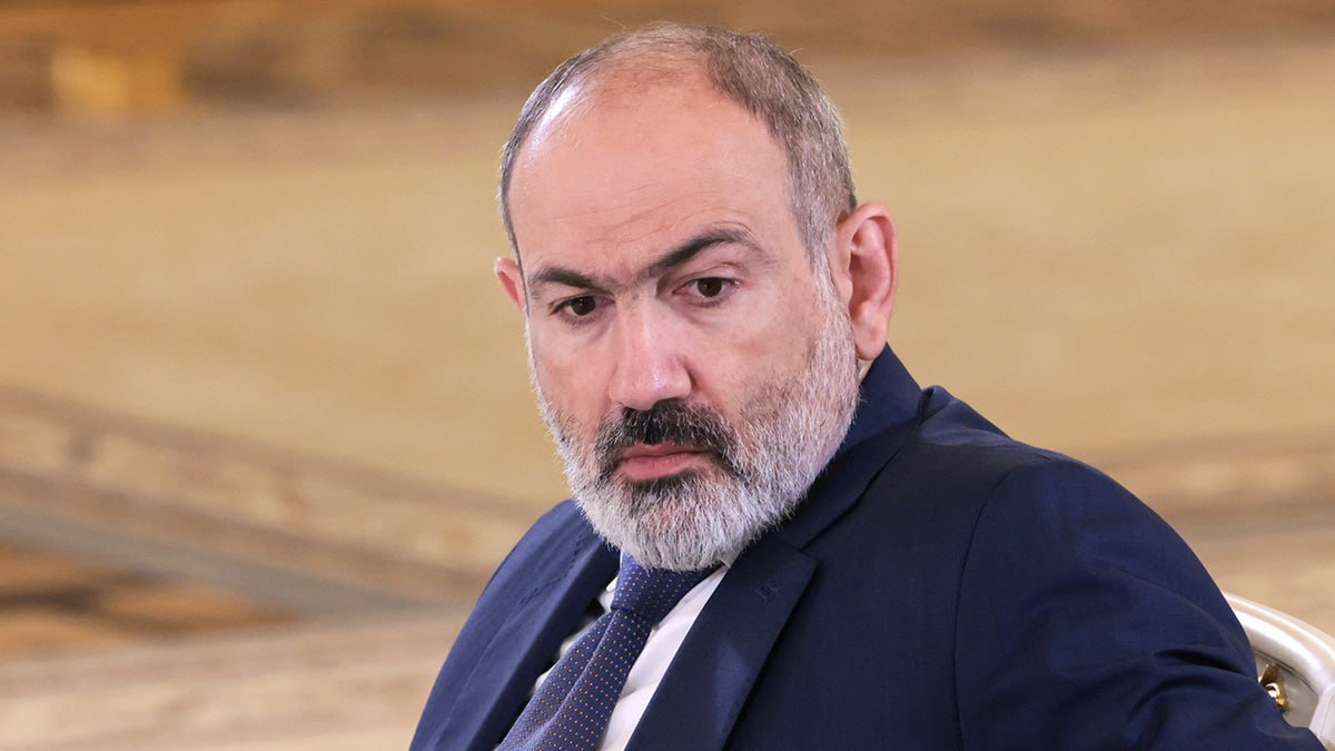 Глава Союза армян России призвал Пашиняна покинуть пост премьер-министра Армении «Он сделал всё, что мог. Хорошо это или плохо, но пора остановиться, сказать народу: «Вы меня просили, но я не смог выполнить то, что обещал. Получилось наоборот. Поэтому я хочу уйти», – заявил глава Союза армян России Ара Абрамян в интервью РИА Новости. По его словам, Пашинян не смог выполнить обещания, данные избирателям, из-за чего он больше не может занимать свою должность. Покинуть пост будет единственным правильным решением для Пашиняна. Южная служба новостей