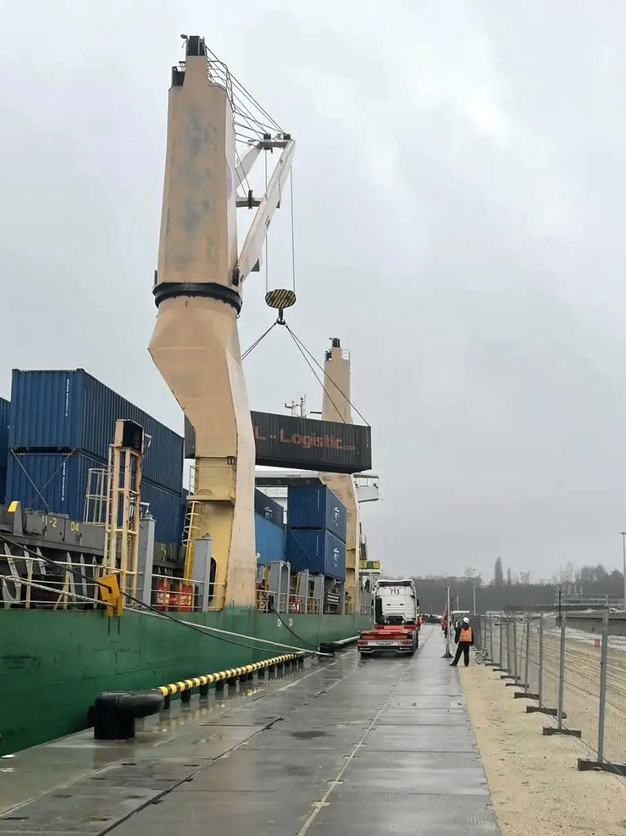 В морском терминале в Пионерском протестировали перевалку грузов На первом пусковом комплексе Международного морского терминала в Калининградской области впервые прошла тестовая перевалка контейнеров с сухогруза Спарта IV по прямому варианту борт судна транспортное средство В ходе тестового захода отработали технические возможности нового объекта для перегрузки генеральных грузов и распределения потоков которые идут через порты Калининградской области при пиковых нагрузках на морские терминалы Использование комплекса для перевалки контейнеров повысит эффективность и устойчивость транспортной системы региона в условиях санкций Новый терминал уже показывает результаты В этом году здесь приняли 18 рейсов грузопассажирских паромов и обработали свыше 2 5 тыс единиц накатной техники Общий грузооборот комплекса достиг 56 тыс тонн Морская инфраструктура терминала обновляется по нацпроекту Эффективная транспортная система Его первый пусковой комплекс запустили в августе 2024 года а в январе 2025 к рейсам из Усть Луги добавилась паромная линия из морского порта Санкт Петербурга рекаморе этс Минтранс в MAX